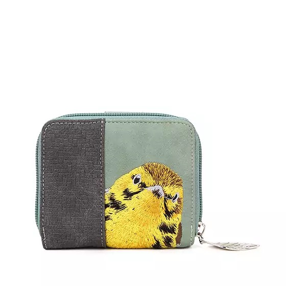 Productomschrijving – Vegan Portemonnee met Geborduurde Vogeltjes
Of je nu al een vogeltas hebt of niet – een portemonnee met een geborduurd vogeltje is altijd een vrolijke aanvulling op je collectie. Klein, handig en onweerstaanbaar schattig! Deze compacte vegan portemonnee past moeiteloos in elke tas, maar laat zich zeker niet zomaar over het hoofd zien.
Met maar liefst 16 pasjesvakjes, een ruim vak voor briefgeld én meerdere vakjes voor muntgeld is dit kleine formaat groots in functionaliteit. De combinatie van een ritssluiting en drukknoop zorgt voor extra veiligheid én gemak in gebruik.
En dan die keuze... hoe ga je ooit kiezen tussen deze vijf eigenzinnige vogels? Elke portemonnee is voorzien van een prachtig, met de hand geborduurd vogeltje – een uniek cadeau voor jezelf of voor een andere vogelliefhebber.
Waarom dit jouw nieuwe favoriete portemonnee wordt:
✅ Compact formaat: B11 x H9 x D3 cm – past in elke tas
✅ 16 pasjesvakjes – genoeg ruimte voor al je kaarten
✅ Vakjes voor muntgeld & briefgeld – alles overzichtelijk opgeborgen
✅ Veilige sluiting: ritssluiting + drukknoop
✅ Keuze uit meerdere geborduurde vogels – elk exemplaar uniek
✅ 100% vegan & eerlijk geproduceerd – diervriendelijk en duurzaam
✅ Perfect als cadeau – leuk, origineel en praktisch
Tijd om je vogelcollectie uit te breiden? Kies jouw favoriete gevederde vriend en voeg een beetje speelse elegantie toe aan je dagelijkse routine!
Bestel nu jouw vogelportemonnee – klein in formaat, groots in karakter.
