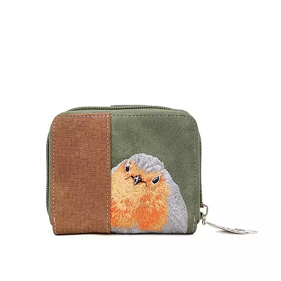Productomschrijving – Vegan Portemonnee met Geborduurde Vogeltjes
Of je nu al een vogeltas hebt of niet – een portemonnee met een geborduurd vogeltje is altijd een vrolijke aanvulling op je collectie. Klein, handig en onweerstaanbaar schattig! Deze compacte vegan portemonnee past moeiteloos in elke tas, maar laat zich zeker niet zomaar over het hoofd zien.
Met maar liefst 16 pasjesvakjes, een ruim vak voor briefgeld én meerdere vakjes voor muntgeld is dit kleine formaat groots in functionaliteit. De combinatie van een ritssluiting en drukknoop zorgt voor extra veiligheid én gemak in gebruik.
En dan die keuze... hoe ga je ooit kiezen tussen deze vijf eigenzinnige vogels? Elke portemonnee is voorzien van een prachtig, met de hand geborduurd vogeltje – een uniek cadeau voor jezelf of voor een andere vogelliefhebber.
Waarom dit jouw nieuwe favoriete portemonnee wordt:
✅ Compact formaat: B11 x H9 x D3 cm – past in elke tas
✅ 16 pasjesvakjes – genoeg ruimte voor al je kaarten
✅ Vakjes voor muntgeld & briefgeld – alles overzichtelijk opgeborgen
✅ Veilige sluiting: ritssluiting + drukknoop
✅ Keuze uit meerdere geborduurde vogels – elk exemplaar uniek
✅ 100% vegan & eerlijk geproduceerd – diervriendelijk en duurzaam
✅ Perfect als cadeau – leuk, origineel en praktisch
Tijd om je vogelcollectie uit te breiden? Kies jouw favoriete gevederde vriend en voeg een beetje speelse elegantie toe aan je dagelijkse routine!
Bestel nu jouw vogelportemonnee – klein in formaat, groots in karakter.