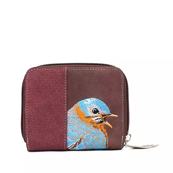Productomschrijving – Vegan Portemonnee met Geborduurde Vogeltjes
Of je nu al een vogeltas hebt of niet – een portemonnee met een geborduurd vogeltje is altijd een vrolijke aanvulling op je collectie. Klein, handig en onweerstaanbaar schattig! Deze compacte vegan portemonnee past moeiteloos in elke tas, maar laat zich zeker niet zomaar over het hoofd zien.
Met maar liefst 16 pasjesvakjes, een ruim vak voor briefgeld én meerdere vakjes voor muntgeld is dit kleine formaat groots in functionaliteit. De combinatie van een ritssluiting en drukknoop zorgt voor extra veiligheid én gemak in gebruik.
En dan die keuze... hoe ga je ooit kiezen tussen deze vijf eigenzinnige vogels? Elke portemonnee is voorzien van een prachtig, met de hand geborduurd vogeltje – een uniek cadeau voor jezelf of voor een andere vogelliefhebber.
Waarom dit jouw nieuwe favoriete portemonnee wordt:
✅ Compact formaat: B11 x H9 x D3 cm – past in elke tas
✅ 16 pasjesvakjes – genoeg ruimte voor al je kaarten
✅ Vakjes voor muntgeld & briefgeld – alles overzichtelijk opgeborgen
✅ Veilige sluiting: ritssluiting + drukknoop
✅ Keuze uit meerdere geborduurde vogels – elk exemplaar uniek
✅ 100% vegan & eerlijk geproduceerd – diervriendelijk en duurzaam
✅ Perfect als cadeau – leuk, origineel en praktisch
Tijd om je vogelcollectie uit te breiden? Kies jouw favoriete gevederde vriend en voeg een beetje speelse elegantie toe aan je dagelijkse routine!
Bestel nu jouw vogelportemonnee – klein in formaat, groots in karakter.