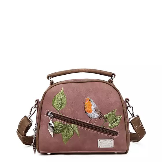 Productomschrijving – Vegan Bowlingtas met Roodborstje en Retro Look
Wat een schatje! Deze charmante bowlingtas met roodborstje maakt gegarandeerd iedereen blij. Met z’n unieke retro uitstraling, kleurrijke voering en fijne details is dit tasje een echte eyecatcher – perfect voor elke dag én geschikt voor dat ene chique feestje.
De tas opent in tweeën dankzij de twee aparte hoofdvakken met ritssluiting. Binnenin vind je een slimme vakverdeling met extra ritsvakken, zodat je telefoon, sleutels, make-up of pasjes netjes opgeborgen blijven. Het voorvak met rits zorgt ervoor dat je kleine essentials snel binnen handbereik hebt.
Of je hem nu in de hand draagt of crossbody – dankzij de verstelbare en afneembare schouderriem pas je de tas moeiteloos aan jouw stijl aan.
En dat roodborstje? Met liefde geborduurd – een prachtig detail dat deze tas echt bijzonder maakt.
Wat deze tas zo speciaal maakt:
✅ Afmetingen: B21,5 x H18 x D10 cm – compact & stijlvol
✅ 2 hoofdvakken met ritssluiting – overzichtelijk en praktisch
✅ Binnenvakken met rits – alles georganiseerd bij de hand
✅ Voorvak met rits – snelle toegang tot kleine spullen
✅ Verstelbare & afneembare schouderband – draag ‘m zoals jij wilt
✅ Prachtig geborduurd roodborstje & bladeren – natuurlijke elegantie
✅ Kleurrijke, bedrukte voering – een feest aan de binnenkant
✅ 100% veganistisch & ecologisch leer – diervriendelijk én duurzaam
✅ Eerlijk geproduceerd – verantwoord en met zorg gemaakt
Deze vegan bowlingtas is de perfecte combinatie van stijl, functionaliteit en duurzaamheid. Of je nu op zoek bent naar een feestelijke handtas of een unieke dagelijkse metgezel – dit is er eentje om verliefd op te worden.
Bestel vandaag nog en geef je outfit een retro twist met een roodborstje vol charme!