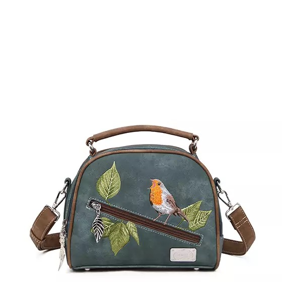 Productomschrijving – Vegan Bowlingtas met Roodborstje en Retro Look
Wat een schatje! Deze charmante bowlingtas met roodborstje maakt gegarandeerd iedereen blij. Met z’n unieke retro uitstraling, kleurrijke voering en fijne details is dit tasje een echte eyecatcher – perfect voor elke dag én geschikt voor dat ene chique feestje.
De tas opent in tweeën dankzij de twee aparte hoofdvakken met ritssluiting. Binnenin vind je een slimme vakverdeling met extra ritsvakken, zodat je telefoon, sleutels, make-up of pasjes netjes opgeborgen blijven. Het voorvak met rits zorgt ervoor dat je kleine essentials snel binnen handbereik hebt.
Of je hem nu in de hand draagt of crossbody – dankzij de verstelbare en afneembare schouderriem pas je de tas moeiteloos aan jouw stijl aan.
En dat roodborstje? Met liefde geborduurd – een prachtig detail dat deze tas echt bijzonder maakt.
Wat deze tas zo speciaal maakt:
✅ Afmetingen: B21,5 x H18 x D10 cm – compact & stijlvol
✅ 2 hoofdvakken met ritssluiting – overzichtelijk en praktisch
✅ Binnenvakken met rits – alles georganiseerd bij de hand
✅ Voorvak met rits – snelle toegang tot kleine spullen
✅ Verstelbare & afneembare schouderband – draag ‘m zoals jij wilt
✅ Prachtig geborduurd roodborstje & bladeren – natuurlijke elegantie
✅ Kleurrijke, bedrukte voering – een feest aan de binnenkant
✅ 100% veganistisch & ecologisch leer – diervriendelijk én duurzaam
✅ Eerlijk geproduceerd – verantwoord en met zorg gemaakt
Deze vegan bowlingtas is de perfecte combinatie van stijl, functionaliteit en duurzaamheid. Of je nu op zoek bent naar een feestelijke handtas of een unieke dagelijkse metgezel – dit is er eentje om verliefd op te worden.
Bestel vandaag nog en geef je outfit een retro twist met een roodborstje vol charme!