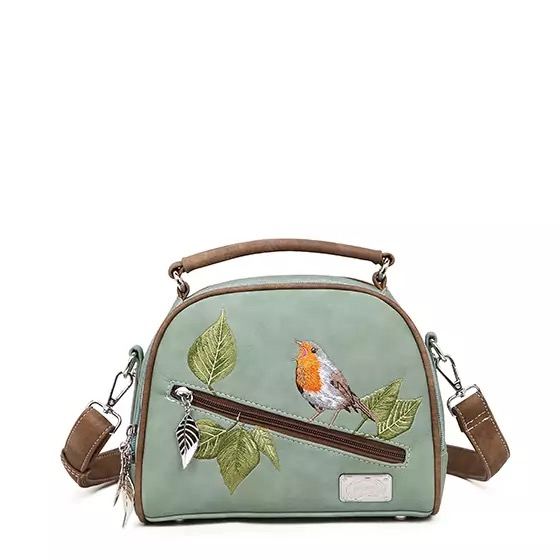 Productomschrijving – Vegan Bowlingtas met Roodborstje en Retro Look
Wat een schatje! Deze charmante bowlingtas met roodborstje maakt gegarandeerd iedereen blij. Met z’n unieke retro uitstraling, kleurrijke voering en fijne details is dit tasje een echte eyecatcher – perfect voor elke dag én geschikt voor dat ene chique feestje.
De tas opent in tweeën dankzij de twee aparte hoofdvakken met ritssluiting. Binnenin vind je een slimme vakverdeling met extra ritsvakken, zodat je telefoon, sleutels, make-up of pasjes netjes opgeborgen blijven. Het voorvak met rits zorgt ervoor dat je kleine essentials snel binnen handbereik hebt.
Of je hem nu in de hand draagt of crossbody – dankzij de verstelbare en afneembare schouderriem pas je de tas moeiteloos aan jouw stijl aan.
En dat roodborstje? Met liefde geborduurd – een prachtig detail dat deze tas echt bijzonder maakt.
Wat deze tas zo speciaal maakt:
✅ Afmetingen: B21,5 x H18 x D10 cm – compact & stijlvol
✅ 2 hoofdvakken met ritssluiting – overzichtelijk en praktisch
✅ Binnenvakken met rits – alles georganiseerd bij de hand
✅ Voorvak met rits – snelle toegang tot kleine spullen
✅ Verstelbare & afneembare schouderband – draag ‘m zoals jij wilt
✅ Prachtig geborduurd roodborstje & bladeren – natuurlijke elegantie
✅ Kleurrijke, bedrukte voering – een feest aan de binnenkant
✅ 100% veganistisch & ecologisch leer – diervriendelijk én duurzaam
✅ Eerlijk geproduceerd – verantwoord en met zorg gemaakt
Deze vegan bowlingtas is de perfecte combinatie van stijl, functionaliteit en duurzaamheid. Of je nu op zoek bent naar een feestelijke handtas of een unieke dagelijkse metgezel – dit is er eentje om verliefd op te worden.
Bestel vandaag nog en geef je outfit een retro twist met een roodborstje vol charme!