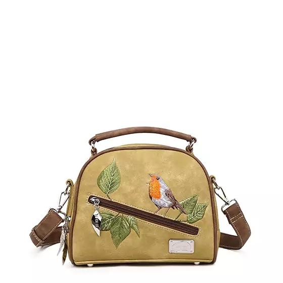 Productomschrijving – Vegan Bowlingtas met Roodborstje en Retro Look
Wat een schatje! Deze charmante bowlingtas met roodborstje maakt gegarandeerd iedereen blij. Met z’n unieke retro uitstraling, kleurrijke voering en fijne details is dit tasje een echte eyecatcher – perfect voor elke dag én geschikt voor dat ene chique feestje.
De tas opent in tweeën dankzij de twee aparte hoofdvakken met ritssluiting. Binnenin vind je een slimme vakverdeling met extra ritsvakken, zodat je telefoon, sleutels, make-up of pasjes netjes opgeborgen blijven. Het voorvak met rits zorgt ervoor dat je kleine essentials snel binnen handbereik hebt.
Of je hem nu in de hand draagt of crossbody – dankzij de verstelbare en afneembare schouderriem pas je de tas moeiteloos aan jouw stijl aan.
En dat roodborstje? Met liefde geborduurd – een prachtig detail dat deze tas echt bijzonder maakt.
Wat deze tas zo speciaal maakt:
✅ Afmetingen: B21,5 x H18 x D10 cm – compact & stijlvol
✅ 2 hoofdvakken met ritssluiting – overzichtelijk en praktisch
✅ Binnenvakken met rits – alles georganiseerd bij de hand
✅ Voorvak met rits – snelle toegang tot kleine spullen
✅ Verstelbare & afneembare schouderband – draag ‘m zoals jij wilt
✅ Prachtig geborduurd roodborstje & bladeren – natuurlijke elegantie
✅ Kleurrijke, bedrukte voering – een feest aan de binnenkant
✅ 100% veganistisch & ecologisch leer – diervriendelijk én duurzaam
✅ Eerlijk geproduceerd – verantwoord en met zorg gemaakt
Deze vegan bowlingtas is de perfecte combinatie van stijl, functionaliteit en duurzaamheid. Of je nu op zoek bent naar een feestelijke handtas of een unieke dagelijkse metgezel – dit is er eentje om verliefd op te worden.
Bestel vandaag nog en geef je outfit een retro twist met een roodborstje vol charme!