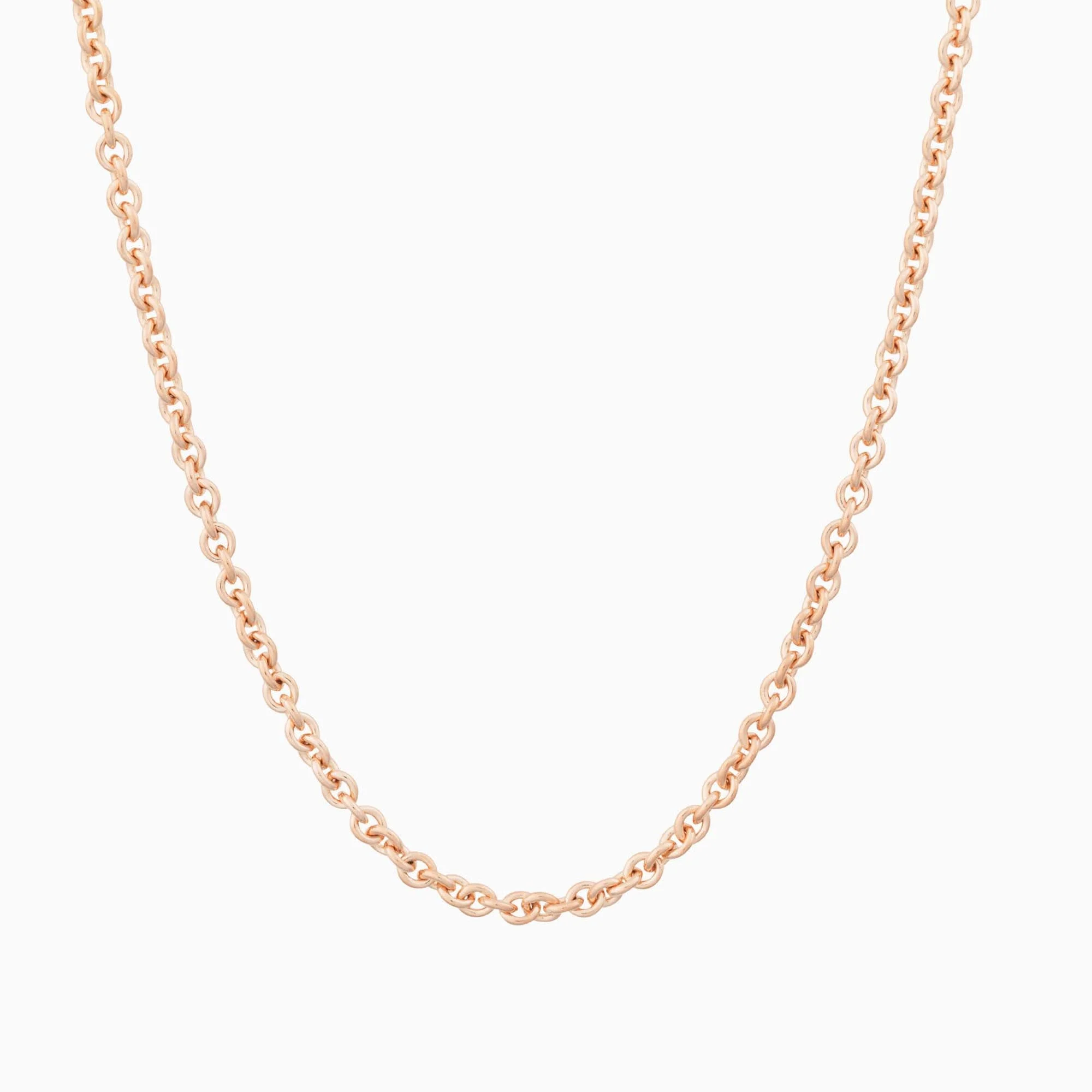 Dit Lux collier van Bron is vervaardigd uit achttien karaats roségoud en heeft een tijdloos ontwerp van ronde schakels. Het collier is veelzijdig en kan zowel solo gedragen worden voor een subtiele uitstraling als gecombineerd met diverse hangers voor een persoonlijke touch. Het referentienummer van dit sieraad is 7CRRA4045.