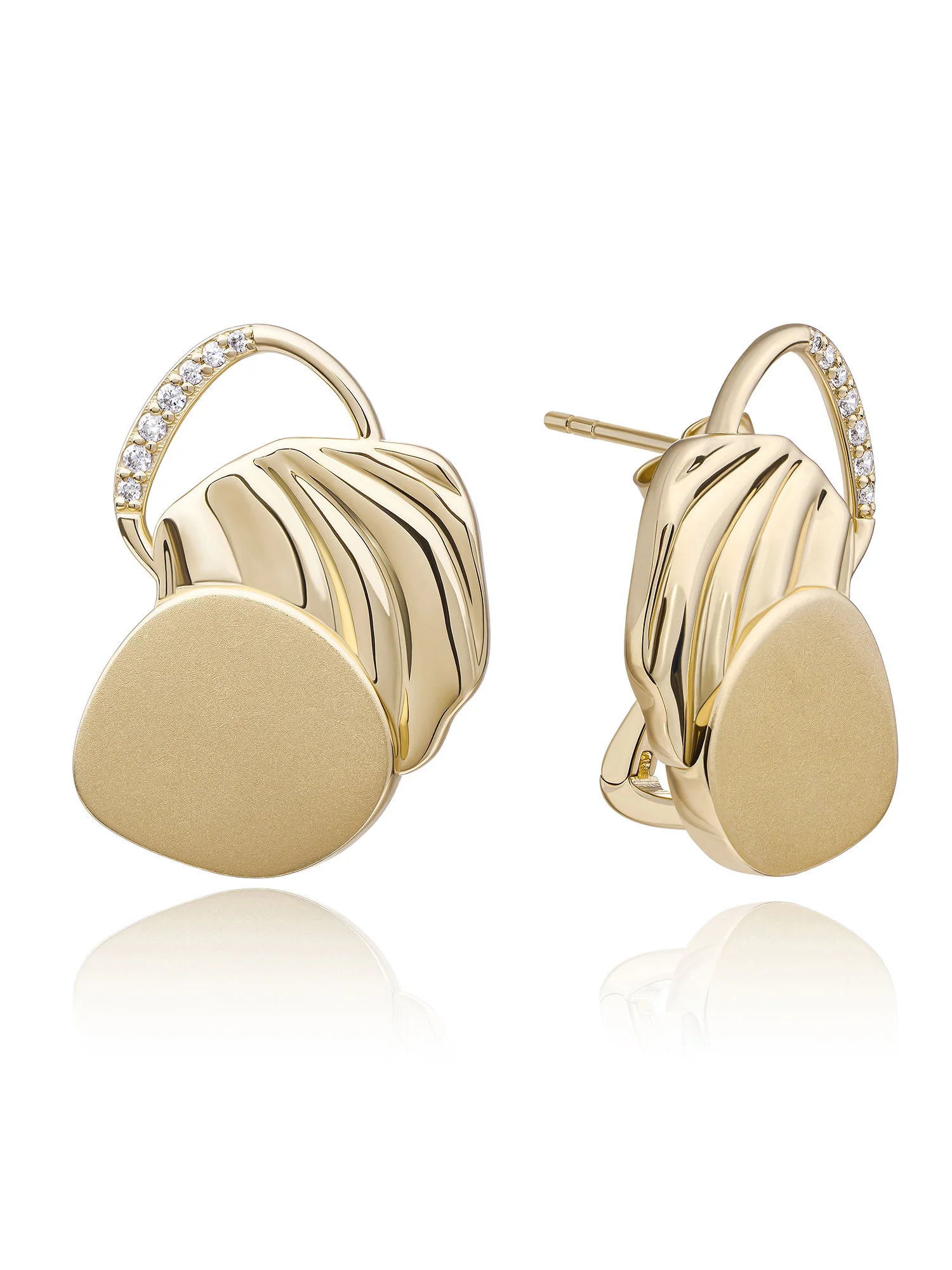 Moderne oorbellen met een speelse uneven-vorm en sprankelende zirconia. Elegant en eigentijds, perfect voor een subtiele statement-look.