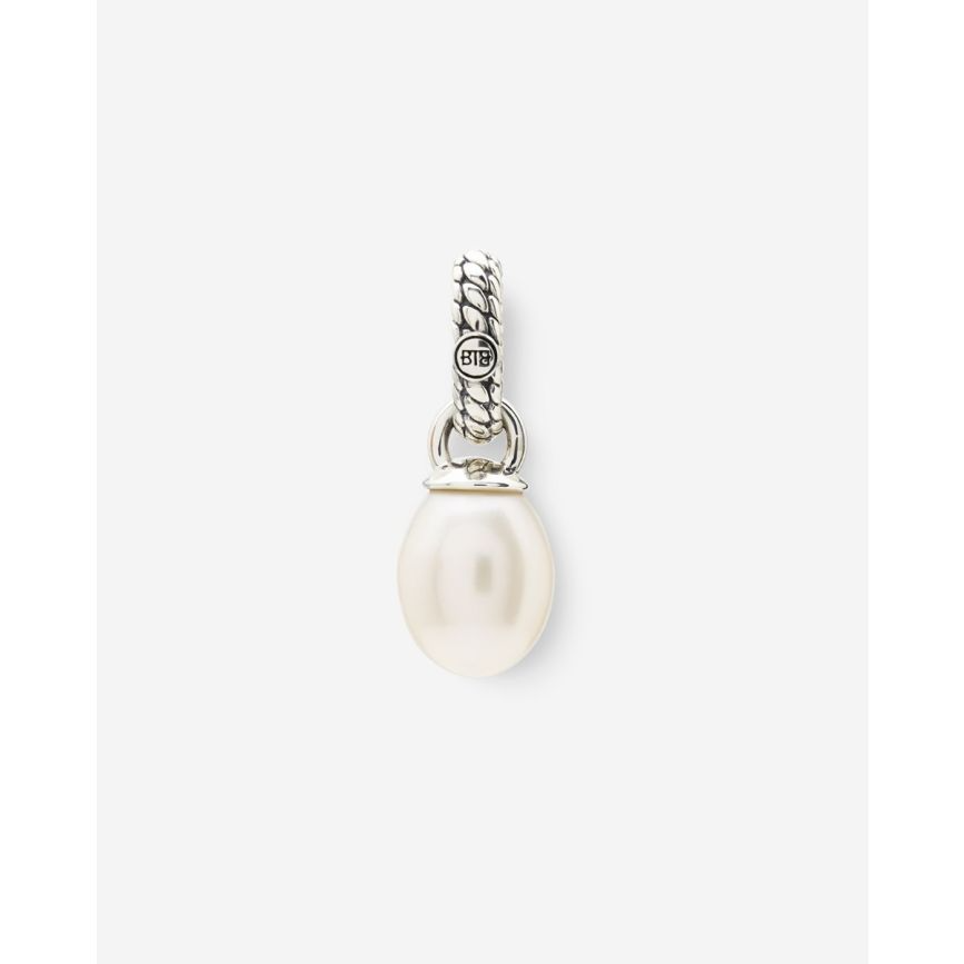 De Zilveren Ben Parel Hanger combineert de iconische stijl van de Ben schakel met de pracht van witte zoetwaterparels. Voorzien van een BTB logo heeft de hanger een Ben gestructureerd oogje met een zoetwaterparel van circa 6x7,5mm. Ontworpen in Amsterdam en handgemaakt in Zuid-Oost Azi&euml; van gerecycled zilver. De zoetwaterparel is kwetsbaar en vraagt om een zorgvuldige behandeling. Vermijd contact met water, parfum of cosmetica, en bewaar ze bij voorkeur apart van andere sieraden om krassen te voorkomen. Combineer deze Ben Parel Hanger om een van onze Essential Kettingen en draag de pracht van zoetwaterparels bij speciale momenten. Wie maak jij gelukkig met deze tijdloze, elegante zilveren hanger?