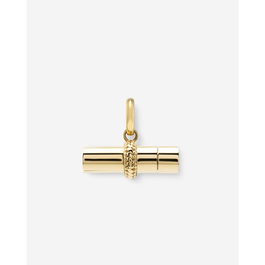 Met trots introduceren wij de Vergulde Ben Locket Hanger, ookwel onze 'Wishing Locket' genoemd. Deze Wishing Locket is speciaal ontworpen voor iedereen die zich weleens verdwaald voelt in het leven en op zoek is naar richting of houvast. Of voor iedereen die een dierbare is verloren en diegene voor altijd bij zich wilt dragen. Onze Vergulde Ben Locket Hanger biedt ruimte voor het dragen van een geschreven mantra of briefje. En om bijvoorbeeld het as van een dierbare om je hals te dragen. Dichtbij het hart, zoals Buddha to Buddha het voor jouw heeft bedoeld! Ontworpen in Amsterdam en handgemaakt in Zuid-Oost Azi&euml; van gerecycled zilver met een premium gold plating (3.0 micron dik). De plating is gemiddeld 5 maal dikker dan reguliere gold plated items. Vermijd contact met parfum, schoonmaakmiddelen en water om je gold plated sieraad zo lang mogelijk mooi te houden. Wie of wat draag jij met deze Wishing Locket bij jouw hart?