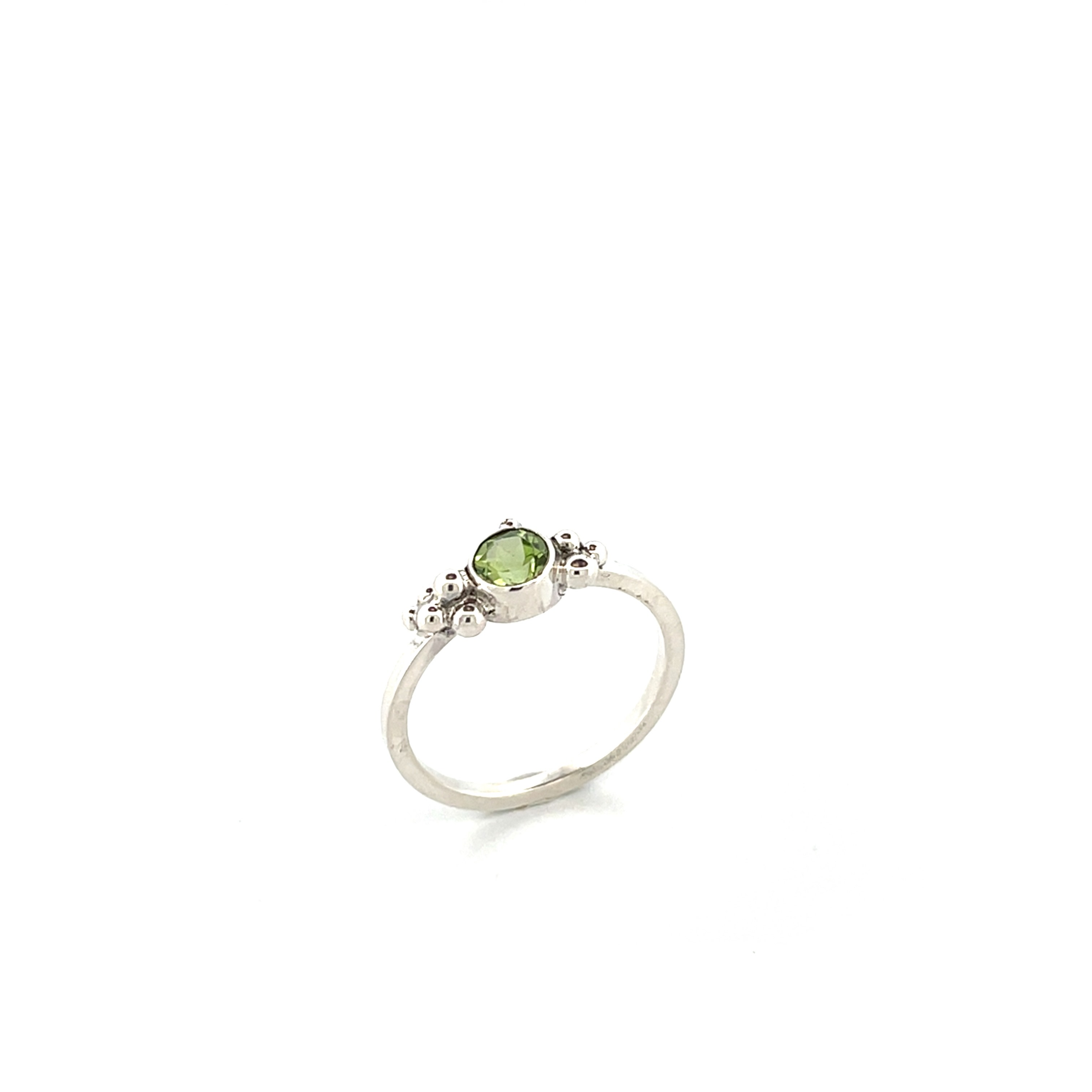 Zilveren ring met peridot.

Deze zilveren ring heeft een strakke en tijdloze vormgeving. In het midden schittert een ronde peridot van 5 mm, die prachtig uitkomt in de verfijnde zilveren zetting. Het ontwerp benadrukt de lichtgroene kleur van de steen en maakt de ring stijlvol en elegant.

Deze ring is te bestellen in maat 56/18.

De ring kan op elke gewenste maat gemaakt worden. Houd er rekening mee dat we de ring na het aanpassen van de maat als maatwerk beschouwen. Twijfel je over de juiste maat? Neem gerust contact met ons op.

Maak een afspraak en kom deze ring passen, of bestel haar direct wij zorgen ervoor dat ze mooi verpakt bij je thuisbezorgd wordt.