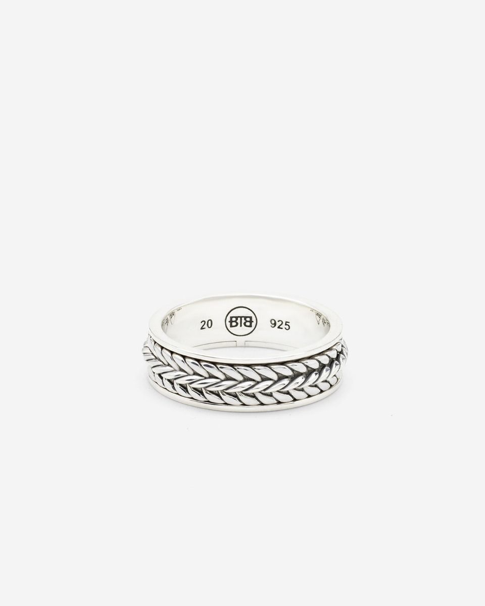 De Spinning Ring Nurul XS Silver, modelnummer 204 20, is een elegante ring in de categorie JUWEL. Deze zilveren ring in maat 63 biedt een verfijnde stijl en allure. Draag deze ring als een opvallend accessoire op zowel casual als formele gelegenheden. Perfect voor elke vinger, voor een moderne en tijdloze uitstraling.