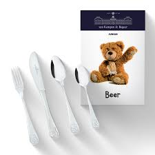De VAN KEMPEN & BEGEER JUNIOR BEER 4-DELIG SET KS062.GA4, modelnummer CC005252-001, bevat een kindvriendelijk bestekset bestaande uit mes, vork, lepel en kleine lepel. Perfect voor kleine handen, met speelse berenmotieven voor leuke eetmomenten. Ideaal voor kinderen om zelfstandig te leren eten, met een ergonomisch ontwerp voor gripgemak. Een prachtig cadeau voor elke gelegenheid.