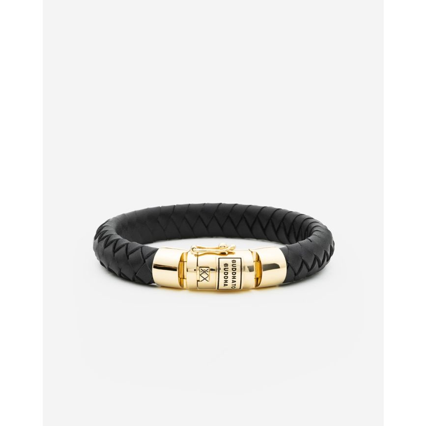 Met zijn klassieke design en ambachtelijke afwerking is de Vergulde Ben Leren Armband Zwart een ware eyecatcher. De combinatie van leer en gold plated zilver maakt deze armband tot een stijlvol statement. Ontworpen in Amsterdam en handgemaakt in Zuid-Oost Azi&euml; van gerecycled zilver met een premium gold plating (3.0 micron dik). De plating is gemiddeld 5 maal dikker dan reguliere gold plated items. Vermijd contact met parfum, schoonmaakmiddelen en water om je gold plated sieraad zo lang mogelijk mooi te houden. Ideaal voor wie n&eacute;t dat beetje extra zoekt in een sieraad.
