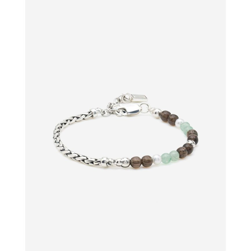 Laat je betoveren door onze nieuwe Spirit Bead Stacking Armbanden! De Spirit Bead Stacking Armband Zilver Aventurine Smokey Quartz wordt gekenmerkt door 4mm Gemstone Spirit Beads en een elegante compositie van verfijnde zoetwaterparels, 925 sterling zilveren George Beads en het kenmerkende George Mini-vlechtwerk. Specifiek ontworpen met kleinere Gemstone Beads en subtiel verstelbaar dankzij de hoogwaardige karabijnsluiting, voor een perfecte, unisex pasvorm bij elke pols. De armband is ge&iuml;nspireerd door Balinese bidkralen en heeft helende werkingen. Zo werkt Smokey Quartz aardend en beschermend, helpt het om negatieve energie los te laten en bevordert het innerlijke rust. Aventurine Quartz staat voor optimisme en balans, stimuleert welzijn, creativiteit en zelfvertrouwen. Edelstenen zoals Aventurine en Smokey Quartz zijn natuurproducten en kunnen gevoelig zijn voor harde stoten, water en chemische middelen. Vermijd contact met parfum, schoonmaakmiddelen of langdurige blootstelling aan zonlicht om de kleur en glans te behouden. Wie ga jij verrassen met deze Spirit Bead Stacking Armband?

