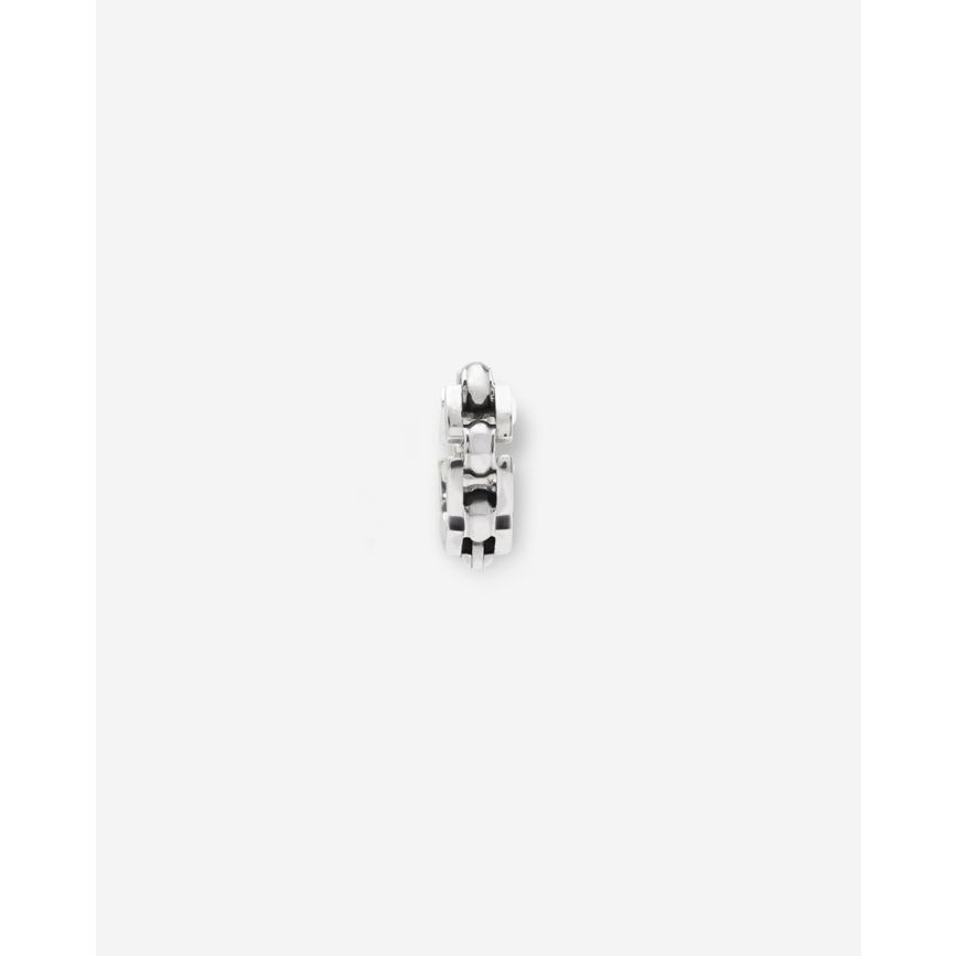 Product 069 ONE biedt prachtige creoolse oorbellen die elke outfit een elegante uitstraling geven. Deze tijdloze sieraden zijn perfect voor zowel formele gelegenheden als dagelijkse looks. Draag ze met opgestoken haar voor een stijlvolle touch, of laat je lokken los voor een subtiele charme. Een must-have accessoire voor elke sieradenliefhebber!