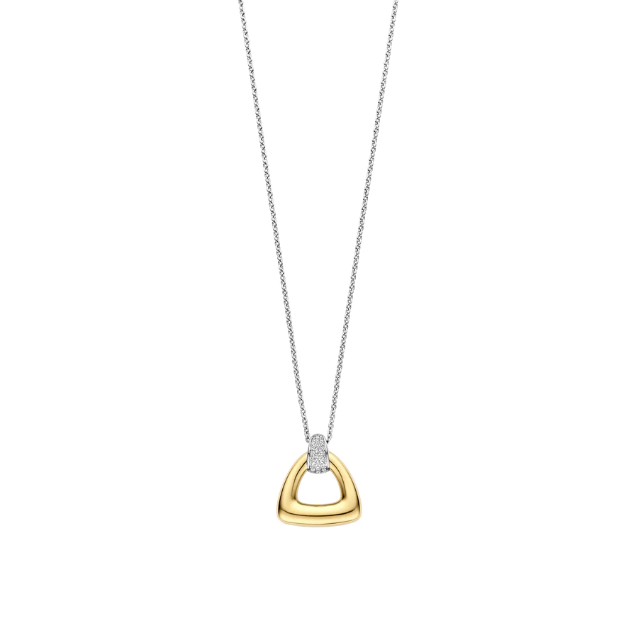 Vier sculpturale eenvoud met dit TI SENTO vergulde collier 34108ZY. De hanger toont een krachtig, driehoekig silhouet met zachte, afgeronde randen en is afgewerkt met een stralende goudkleurige vergulding. Hangend aan een pavé gezette houder met witte zirconia vindt het ontwerp de perfecte balans tussen minimalisme en glamour. Vervaardigd uit hoogwaardig 925 sterling zilver rust deze geometrische hanger moeiteloos op het decolleté en vangt hij het licht bij elke beweging. De strakke lijnen en hoogglanzende afwerking maken dit tot een opvallende keuze voor dagelijks gebruik of om te combineren met andere colliers voor een zorgvuldig samengestelde, expressieve look. Een elegant designersieraad dat naadloos past in zowel moderne als klassieke garderobes, dit vergulde hanger-collier is ideaal voor wie op zoek is naar verfijnde, tijdloze stukken met een architectonische twist. Nikkelvrij en hypoallergeen, het biedt luxueus comfort en blijvende kwaliteit.
