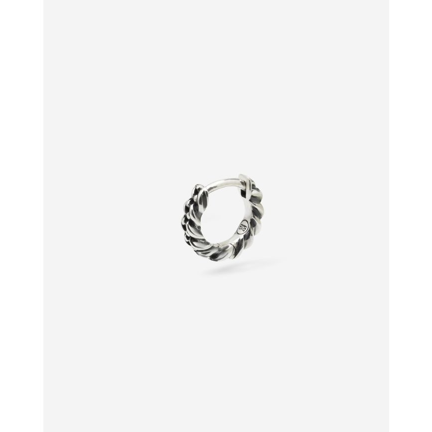 Product 067 ONE is prachtige creolen van een niet-gespecificeerd merk. Deze oorbellen voegen een elegante touch toe aan elke outfit. Draag ze met je haar omhoog voor een opvallende look, of combineer met een casual outfit voor een subtiele, maar verfijnde uitstraling. Ideaal voor zowel dagelijks als avondgebruik, een veelzijdige keuze voor elke gelegenheid.