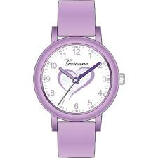 De GARONNE KIDS HEART 3ATM 27MM LILAC horloge, modelnummer KV30Q479, heeft de volgende kenmerken: het is een kinderpolshorloge met een paarse band en een metalen kast. Het horloge heeft geen datumaanduiding. De beste manier om dit horloge te dragen is rond de pols, passend bij een kleurrijke outfit voor een speelse look.