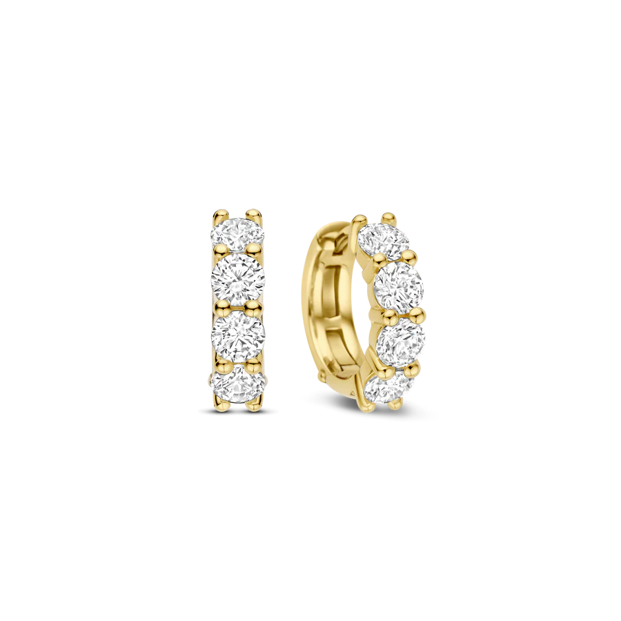 Geef je dagelijkse look extra glans met deze TI SENTO platinakleurig vergulde zilveren oorbellen 78023ZY. Vervaardigd uit hoogwaardig 925 sterling zilver en afgewerkt met een spiegelend platinakleurig laagje, weerkaatsen de slanke huggies bij elke beweging het licht. Een delicate rij pavé-gezette witte cubic zirconia siert de voorrand en voegt verfijnde sprankeling toe zonder zwaar aan te voelen. De veilige scharnier-sluiting en het minimalistische profiel maken ze een favoriet voor zowel werkuren als avondgelegenheden. Draag ze alleen voor een strakke, verfijnde uitstraling of combineer ze met gelaagde studs voor een trendy ear stack. Nikkelvrij en hypoallergeen, voor comfortabel luxe draagplezier de hele dag door.

