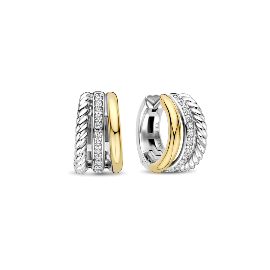 Omarm sculpturale elegantie met deze TI SENTO vergulde oorbellen 78025ZY. Vervaardigd uit 925 sterling zilver en afgewerkt met een stralende goudkleurige vergulding verweeft hun driedubbele bandontwerp gedraaide, gladde en pavé gezette texturen in één harmonieus silhouet. Deze gelaagde compositie creëert een gedurfd en verfijnd effect, rijk aan detail en toch moeiteloos in uitstraling. Of ze nu worden gedragen met een strakke blazer of een zijden blouse, ze geven iedere look een gelaagde schittering. Nikkelvrij en hypoallergeen, gemaakt voor comfort en draagbaarheid de hele dag door.


