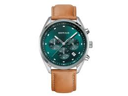 De Bering Herenhorloge 19240-508 beschikt over een 42mm ronde kast van roestvrij staal met een zilverkleurig ontwerp. Het horloge heeft een groene wijzerplaat met strepen, saffierglas, en een real-lederen bruine band. Het is waterdicht tot 10 ATM en heeft een quartz uurwerk. Ideaal voor zowel dagelijks gebruik als formele gelegenheden. Met datumfunctie. Perfect voor elke stijlbewuste man.