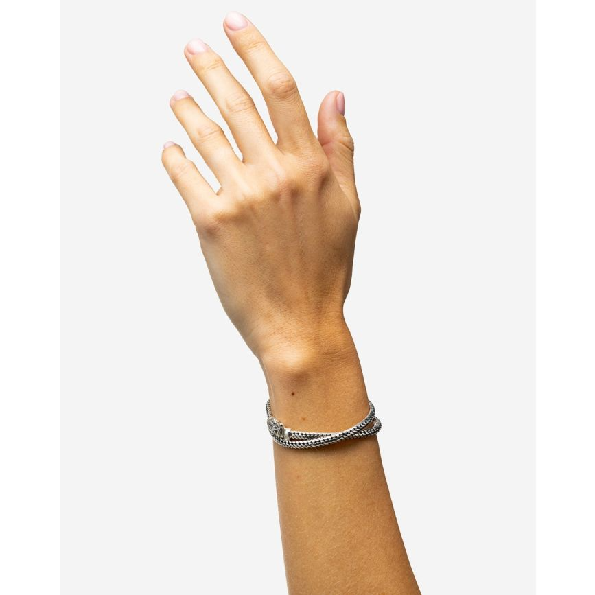 Deze prachtige armband, modelnummer 8718997296734, combineert elegantie en stijl. De armband is goudkleurig maar gemaakt van hoogwaardig zilver, wat zorgt voor een luxe uitstraling. Draag deze armband als een statement-stuk bij zowel casual als formele outfits om een verfijnde touch aan je look toe te voegen. Perfect te combineren met andere sieraden.