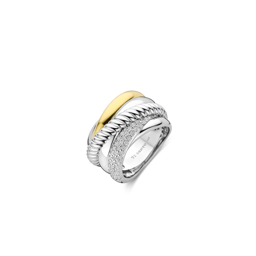 Omarm de esthetiek van het midden van de vorige eeuw met deze krachtige TI SENTO vergulde zilveren ring 12003ZY. Gemaakt van 925 sterling zilver en verzilverd voor een blijvende glans, bevat dit statementstuk drie vervlochten banden die sierlijk over de vinger dansen. Eén band heeft een gedraaid ontwerp, een andere is verguld met luxueus geelgoudkleurig en biedt een warm contrast met het koele zilver, terwijl de derde band is versierd met een schitterende pavé van witte zirkonia, die het licht vangt bij elke beweging. Deze ring is een viering van vorm en functie, een eerbetoon aan de liefde voor strakke lijnen en geometrische vormen. Het is meer dan alleen een accessoire; het is een statement van individualiteit en zelfvertrouwen. Verhoog je look met dit gedurfde stuk. Zorgvuldig gemaakt voor de gevoelige huid, is deze nikkelvrije en hypoallergene ring ontworpen voor langdurig comfort en kwaliteit.