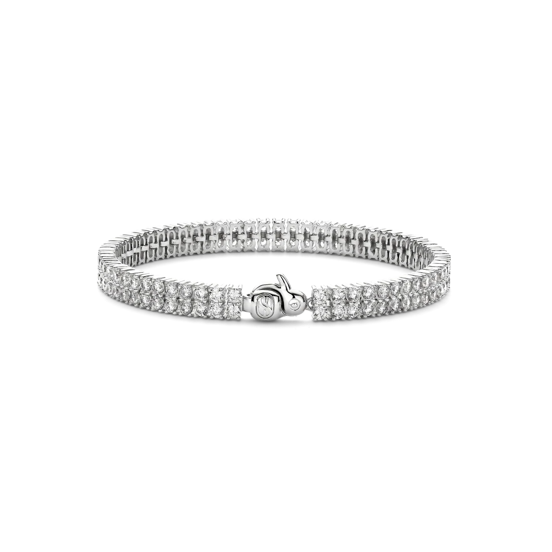 De TI SENTO armband 23067ZI omarmt tijdloze elegantie en is een schitterend stuk dat de aandacht trekt. Met een dubbele rij sprankelende cubic zirconia stenen, toont deze armband een verfijnde pavé-setting die vanuit elke hoek schittert. De strakke sterling zilveren afwerking voegt een vleugje verfijning toe, waardoor het een must-have is voor speciale gelegenheden of dagelijkse glamour. Als onderdeel van de TI SENTO collectie belichaamt deze armband vakmanschap en hedendaags design. De veelzijdige aantrekkingskracht zorgt ervoor dat het elke outfit aanvult, of je nu uitgaat voor een avondje uit of een casual ensemble een upgrade wilt geven. Draag het solo zodat de schittering volledig tot zijn recht komt, of combineer het met andere TI SENTO armbanden voor een gelaagde, luxueuze look. Zorgvuldig vervaardigd voor de gevoelige huid, zorgt deze nikkelvrije en hypoallergene armband voor langdurig comfort en kwaliteit.