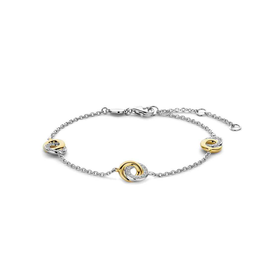 Deze vergulde TI SENTO infinity armband 2925ZY is een verfijnde uitdrukking van tijdloze schoonheid en modern raffinement. De armband heeft delicaat bewerkte infinity symbolen langs de ketting, waar een geel vergulde cirkel verbindt met een oogverblindende pavé cirkel van zirkonia. De armband is gemaakt van eersteklas 925 sterling zilver en is verguld met platinum om hem te beschermen tegen dagelijks gebruik en hem helder te houden. Ontworpen om de perfecte balans van elegantie en luxe te belichamen, combineert deze armband naadloos de warmte van goud met de oogverblindende allure van zirkonia. De verfijnde oneindigheidstekens symboliseren verbinding en grenzeloze liefde. Omarm de verfijnde charme van deze armband, waar elk ingewikkeld detail bijdraagt aan een sieraad dat moeiteloos overgaat van casual verfijning naar avondlijke elegantie. Net als al onze sieraden is deze armband nikkelvrij en hypoallergeen, zodat je niet alleen verzekerd bent van stijl, maar ook van comfort en kwaliteit.

De armband heeft een standaardlengte van 16 cm en heeft een verlengstuk van 4 cm. Hierdoor kan je de armband op 3 verschillende lengtematen dragen, op 16 cm, 18 cm en 20 cm.