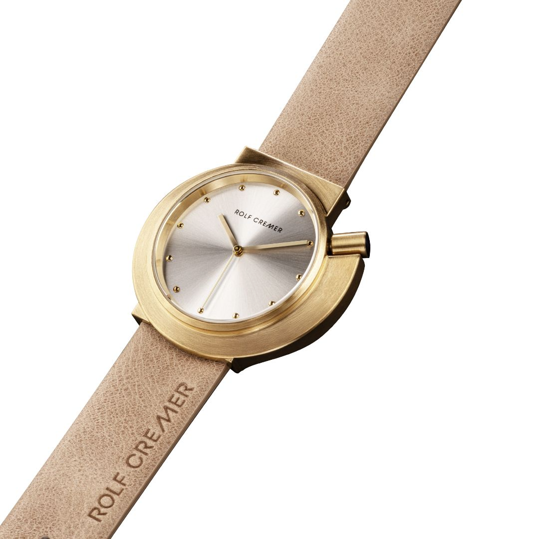 De kleuren van het najaar komen samen in dit bijzondere horloge van Rolf Cremer. De warme tinten van de kast en leren band geven haar een warme uitstraling om je pols.
