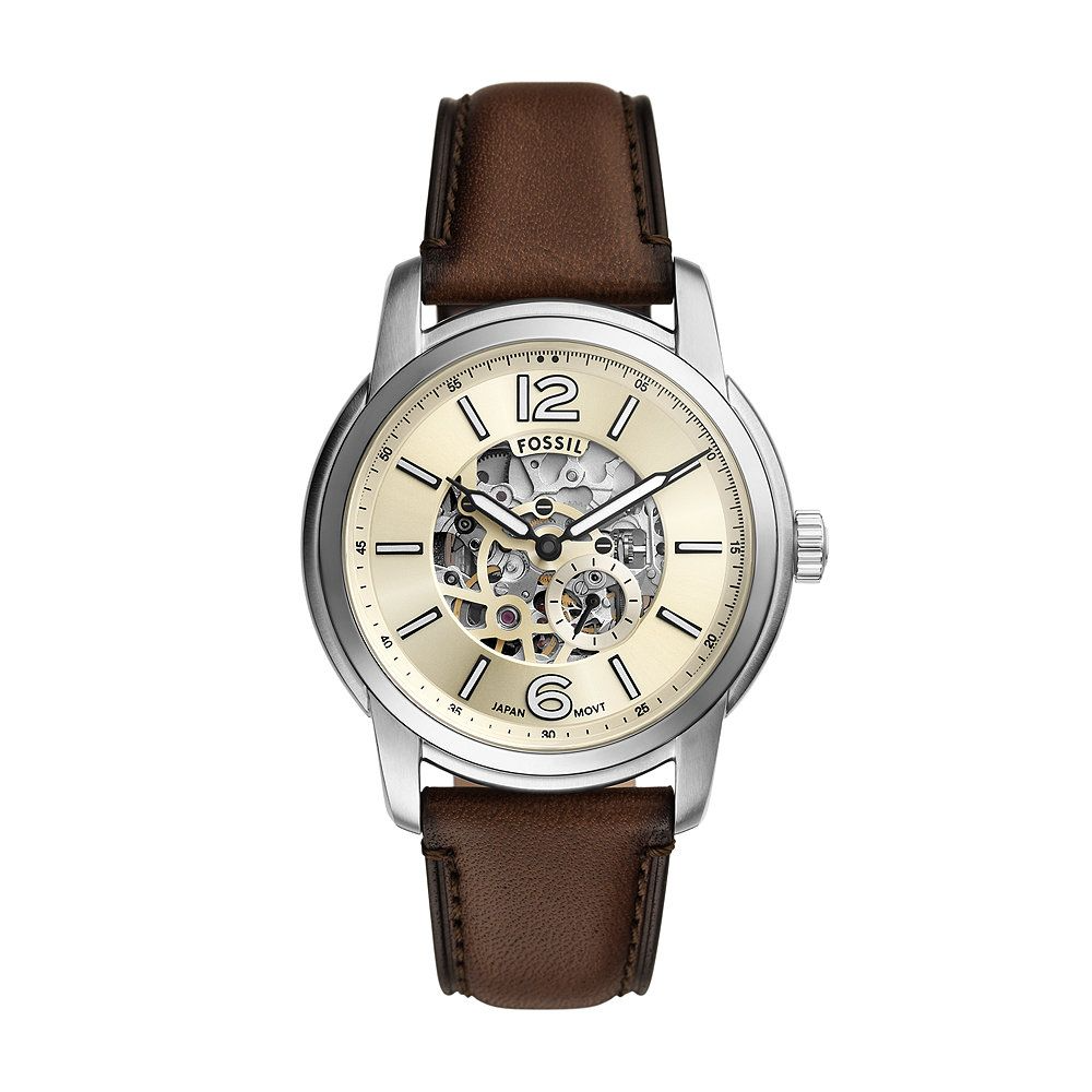 De FOSSIL HERITAGE HORLOGE ME3264 is een stijlvolle polshorloge, perfect voor dagelijks gebruik en speciale gelegenheden. Met een driedelige kast met een stapsgewijs profiel, een crèmekleurige doorschijnende wijzerplaat met het nauwkeurige automatische uurwerk, een krasbestendig saffierkristal met dubbele koepel en een donkerbruin leren bandje. Combineer deze horloge met zowel casual als formele outfits voor een elegante en tijdloze uitstraling.