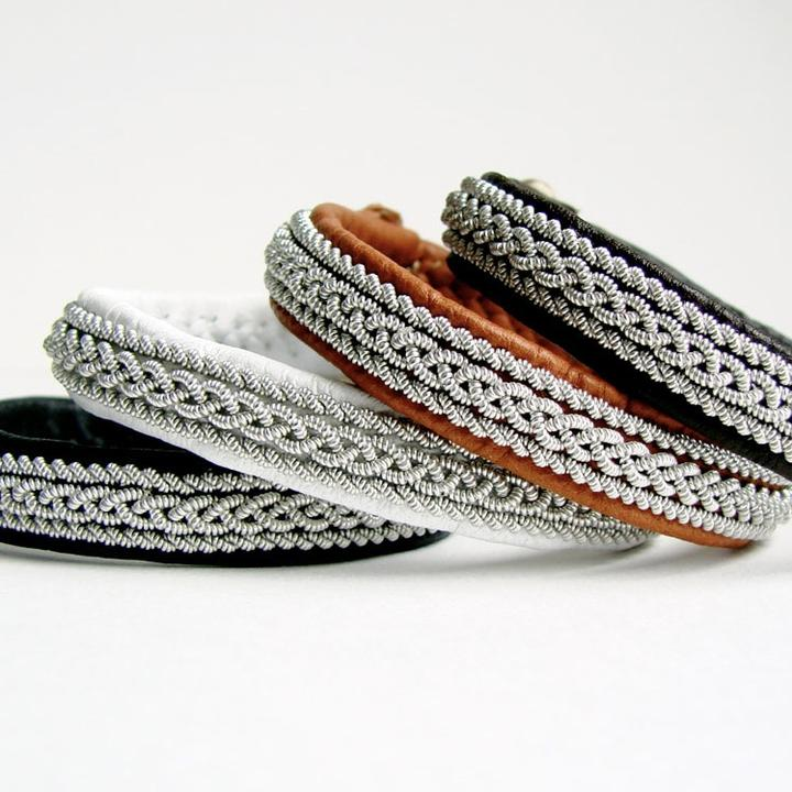 Julevu saami armband met zilver- tindraad en elandenleer en -gewei, model Emma, petrol (grijsblauw), 18.5cm. 