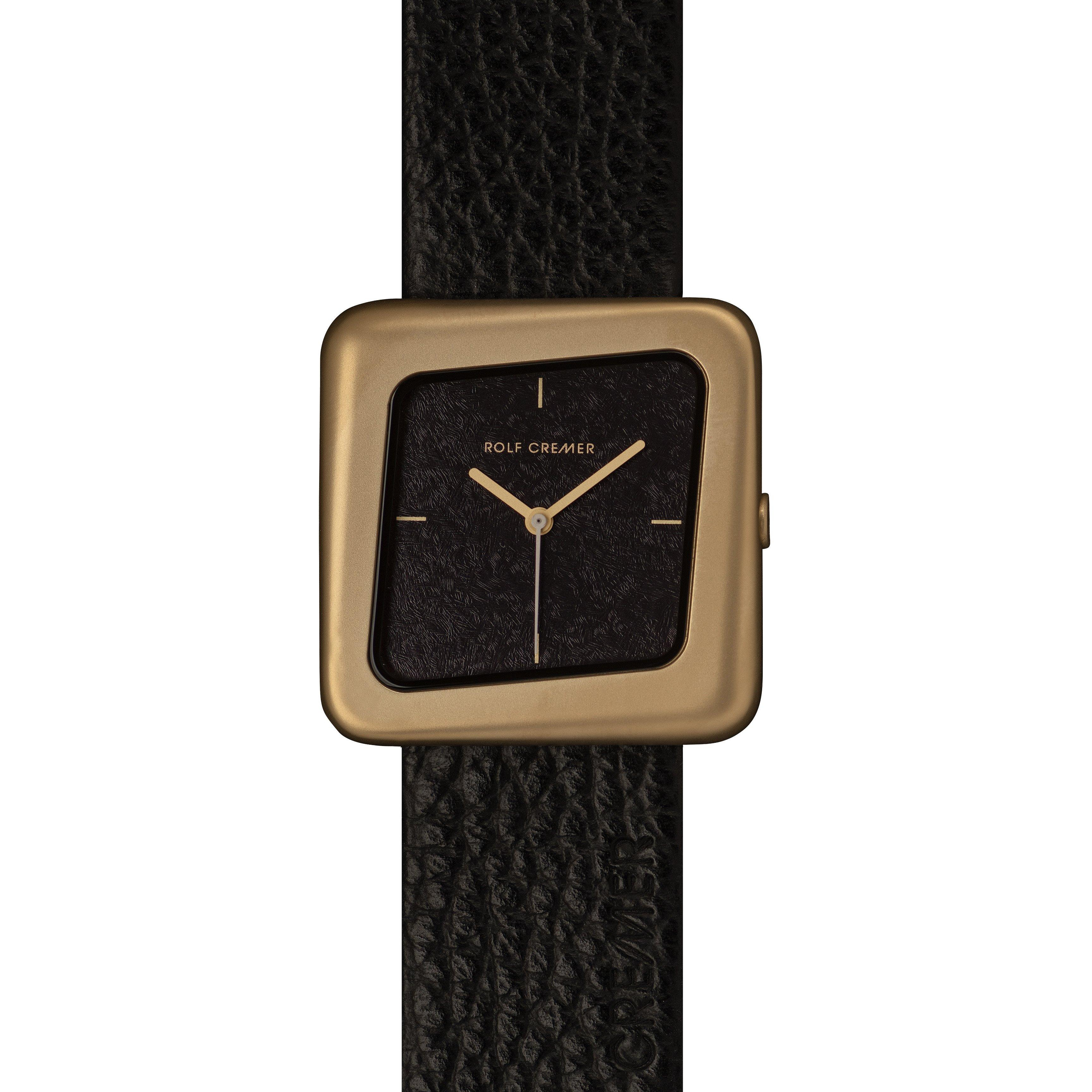 De PLAY 508903 horloge, biedt een stijlvol en modern ontwerp dat elke outfit complimenteert. Draag het om je pols als een statement piece of combineer het met armbanden voor een geslaagde look. Perfect voor zowel casual als formele gelegenheden, dit horloge voegt elegantie en verfijning toe aan je stijl.