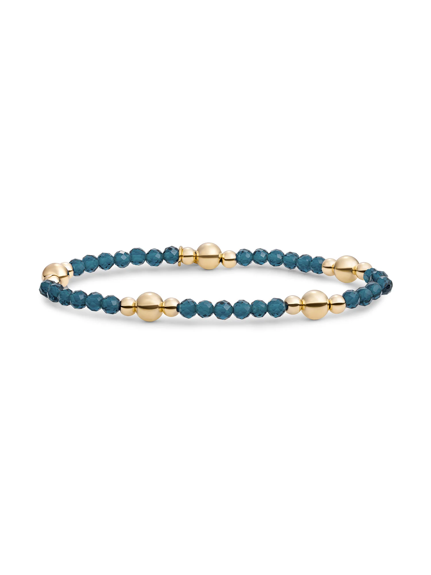 De Bold Mix Armband Ocean Topaz Quartz is ontworpen voor vrouwen die durven te stralen. De blauwe edelstenen vormen samen met de goudkleurige kralen een levendig kleurenspel, dat perfect contrasteert met de stevige schakels van de armband. Ze voelt robuust aan, maar draagt soepel en comfortabel. Of je haar nu combineert met pasteltinten of neutrale outfits – deze armband geeft je stijl altijd een frisse, uitgesproken uitstraling. Voor wie graag laat zien wie ze is, zonder iets te zeggen.