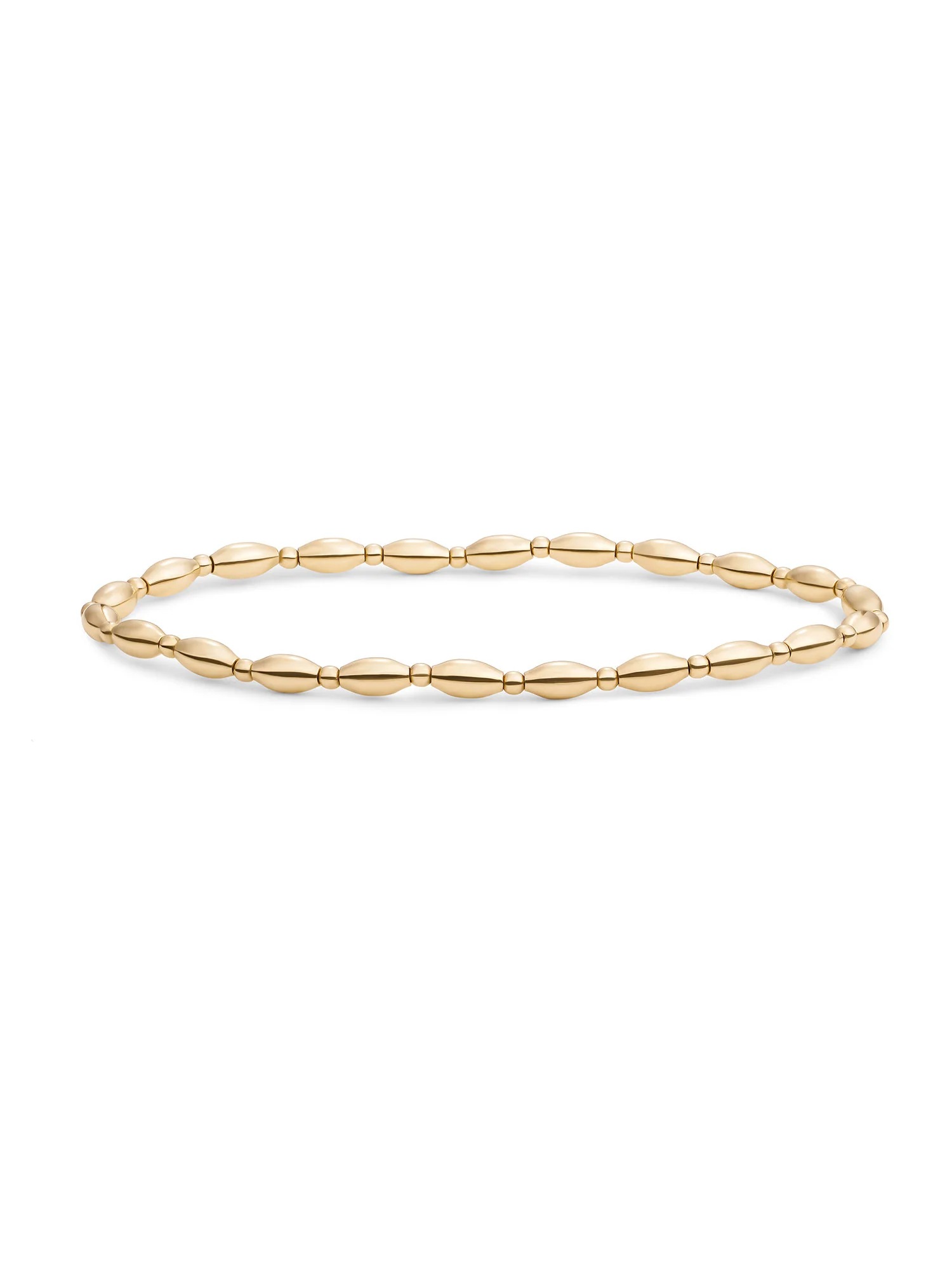 De Rice Mix Armband is een verfijnd sieraad waarin variatie centraal staat. De kralen verschillen subtiel in formaat en creëren zo een zachte beweging en speelse textuur rond je pols. Door het ontbreken van edelstenen krijgt de armband een natuurlijke eenvoud die past bij een moderne, minimalistische stijl. De zachte glans en de afwisselende vormen zorgen voor een boeiende look zonder druk te ogen. Licht van gewicht, comfortabel in draagcomfort en perfect te combineren met andere sieraden. Een elegante armband die opvalt door haar ingetogen karakter en doordachte vormgeving.
