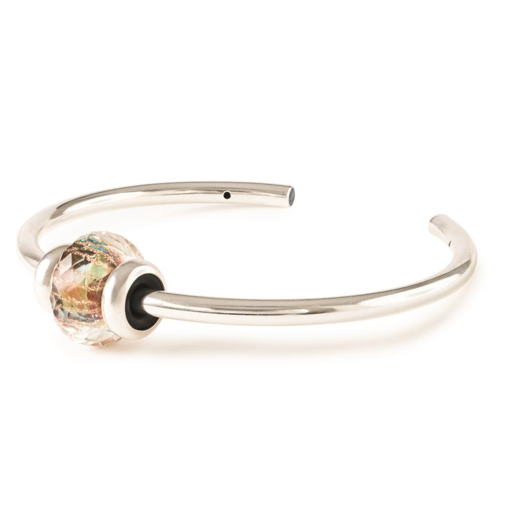 Daarnaast wordt er tijdelijk een Special Edition ‘Droomvonk bangle’ gelanceerd, bestaande uit de Labradoriet kracht bangle, twee stoppers en een Special Edition gefacetteerde glaskraal.

’Creativiteit stroomt vrij wanneer de geest verlicht is.’’