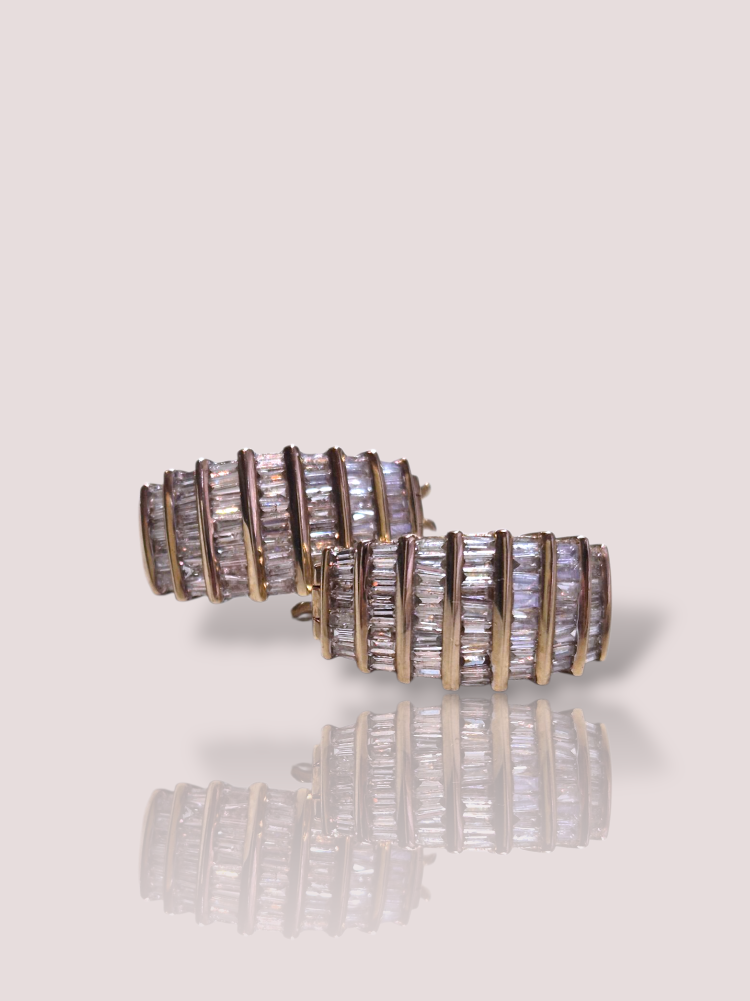 Deze vintage 10k geelgouden diamanten oorbellen stralen elegantie en klasse uit. De diamanten schitteren prachtig in het gouden frame en geven een tijdloze uitstraling aan elke outfit. Het beste is om deze oorbellen te dragen bij speciale gelegenheden of bij een formele outfit voor een extra touch of glamour. Laat deze schitterende oorbellen stralen en treK alle ogen naar jou toe!

De oorbellen bevatten elk 57 baguette geslepen diamanten!