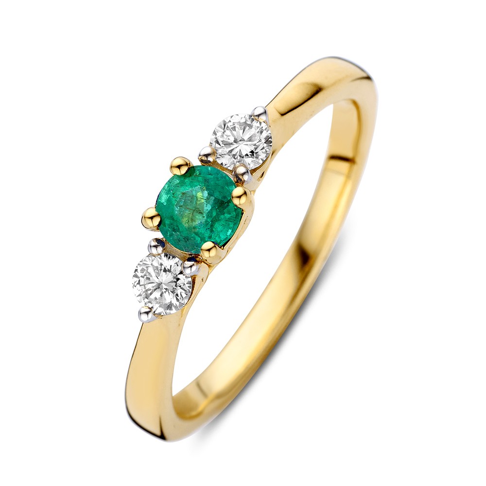 Excellent Jewelry elegante, 14kt geelgouden ring met een prachtige smaragd als middensteen. De groene edelsteen wordt aan beide kanten vergezeld door twee briljant geslepen diamanten voor extra sparkle.