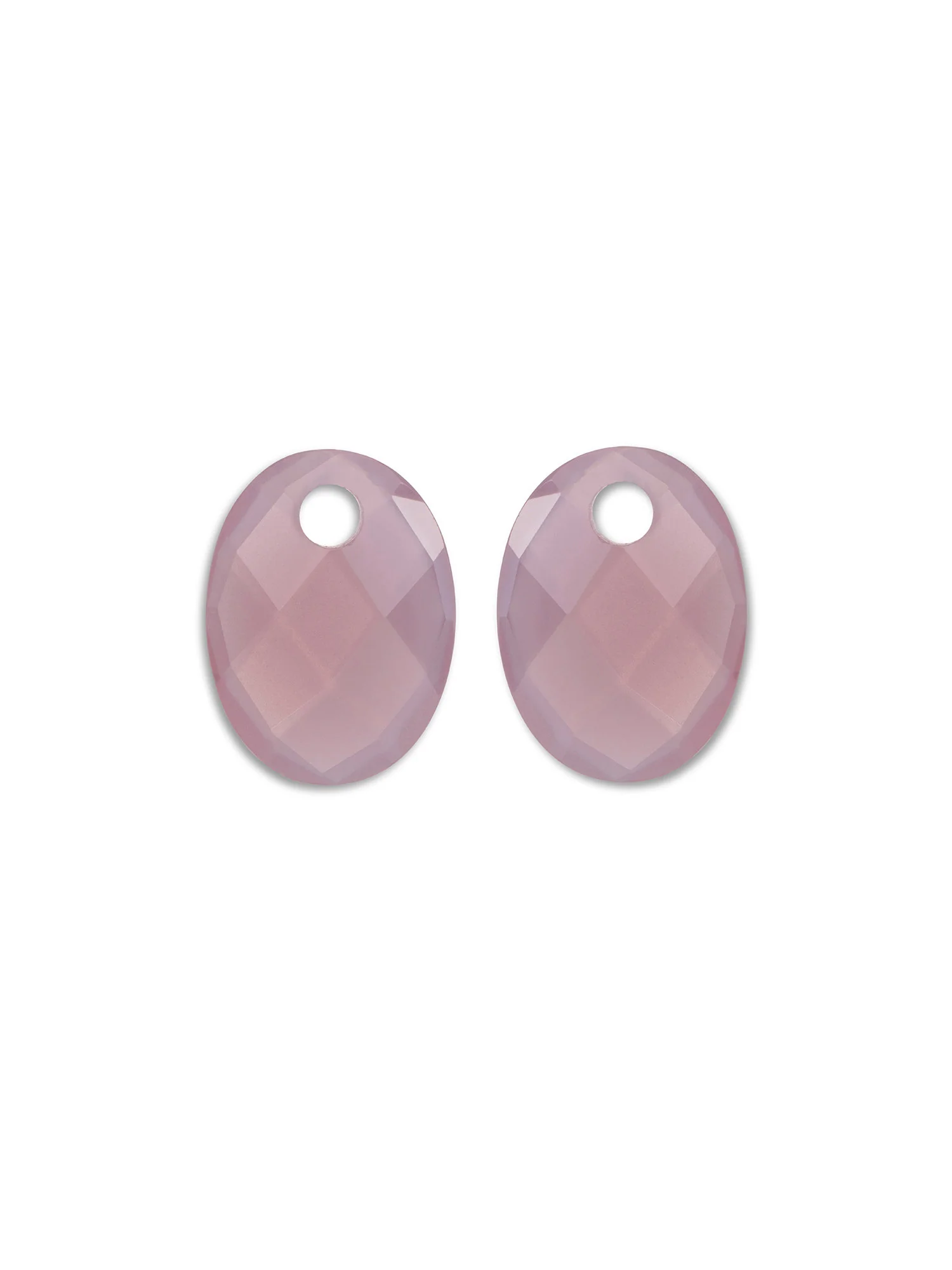 De Medium Oval Pink Opalite edelsteen is een elegante klassieker met een moderne twist. De zachte roze kleur heeft een parelmoerachtige glans die telkens een nieuwe nuance toont. De ovale slijpvorm geeft de steen een tijdloze uitstraling, perfect voor een verfijnd paar oorbellen. Pink Opalite wordt gewaardeerd om haar rustgevende energie en staat symbool voor liefde en emotionele balans. Combineer deze steen met andere zachte tinten of draag haar solo voor een romantisch, ingetogen accent met betekenis.