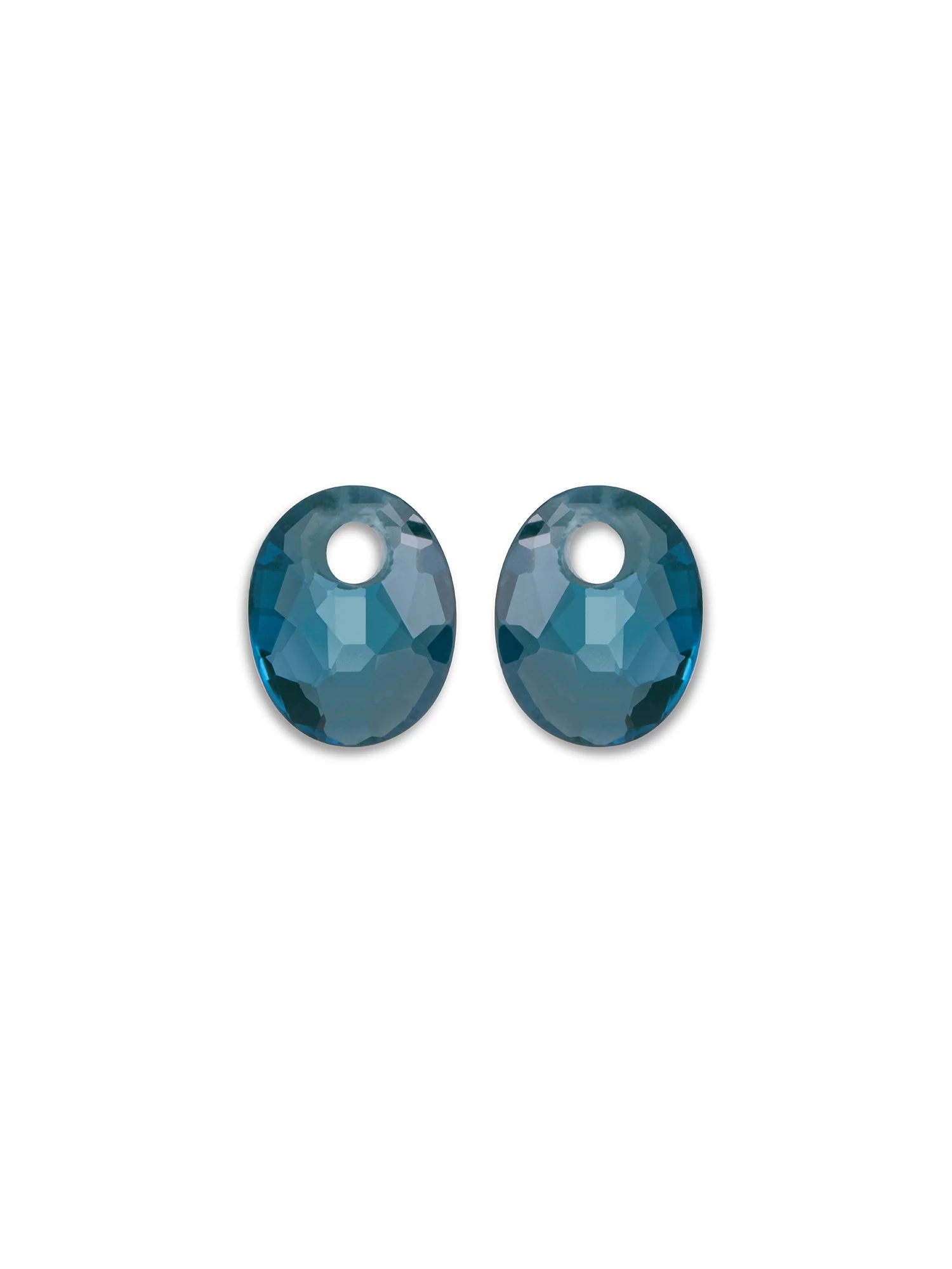 De Small Oval Ocean Topaz Quartz edelsteen is ideaal voor subtiele, verfijnde sieraden. De ovale vorm laat de zachte blauwgroene tint mooi schitteren, terwijl de compacte vorm deze steen geschikt maakt voor oorknoppen of kleine hangers. Ocean Topaz Quartz wordt geassocieerd met emotionele balans en helder denken – een fijne betekenis voor dagelijks te dragen sieraden. Deze steen combineert moeiteloos met lichte metalen en pasteltinten voor een frisse, elegante uitstraling. Perfect voor vrouwen die houden van minimale sieraden met oog voor detail.