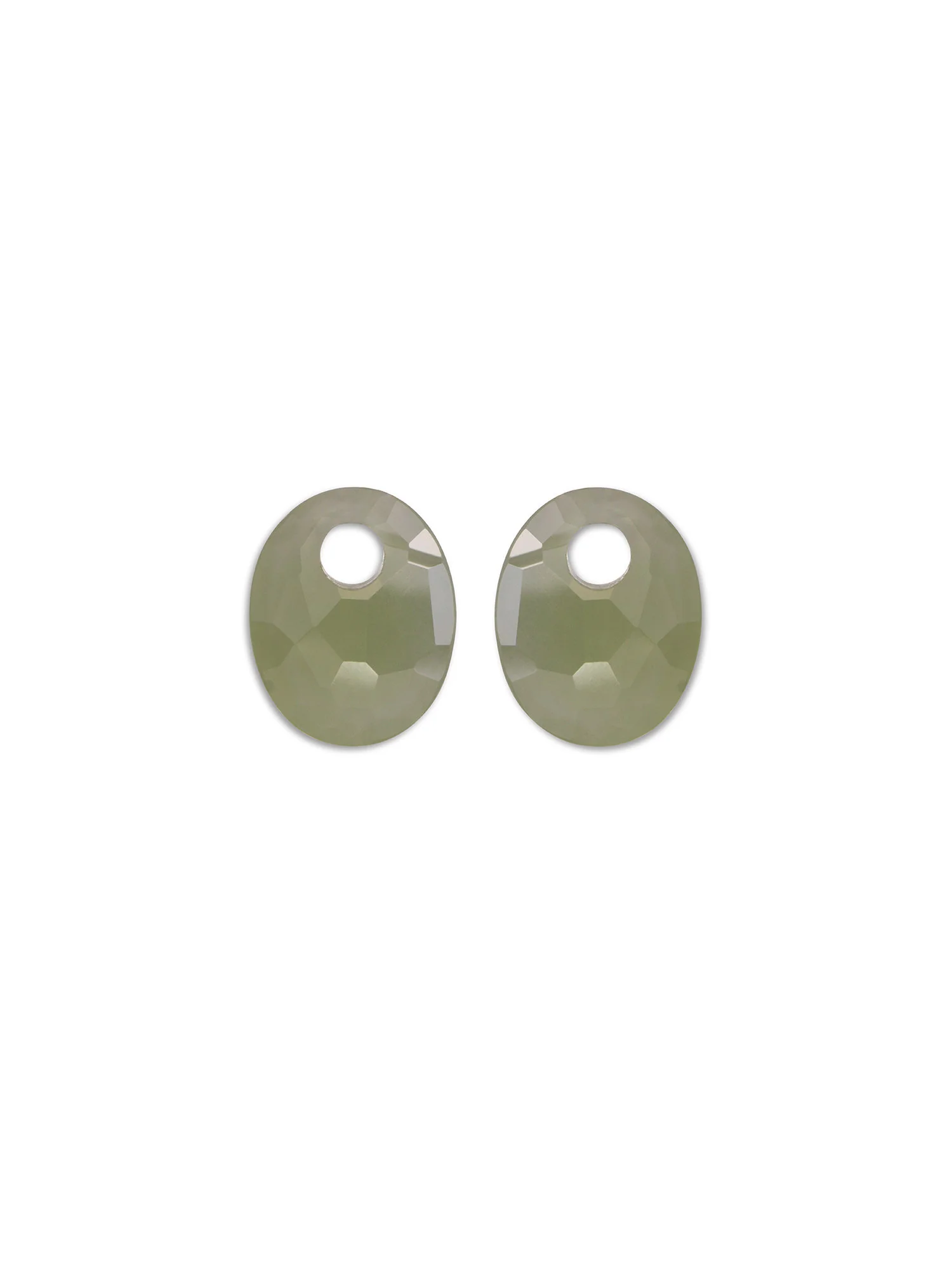 De Small Oval Lime Jade edelsteen is een lichtgroene steen met een verfrissend karakter. De zachte glans en ovale vorm zorgen voor een subtiele elegantie, perfect voor wie houdt van natuurlijke tinten. Lime Jade wordt geassocieerd met balans, kalmte en persoonlijke groei. Deze steen voelt licht aan en is geschikt voor dagelijks gebruik in bijvoorbeeld een minimalistische oorbel. Combineer met zilver voor een frisse, moderne look of met witgoud voor een zachte luxe. Een ingetogen sieraad dat rust en elegantie samenbrengt.