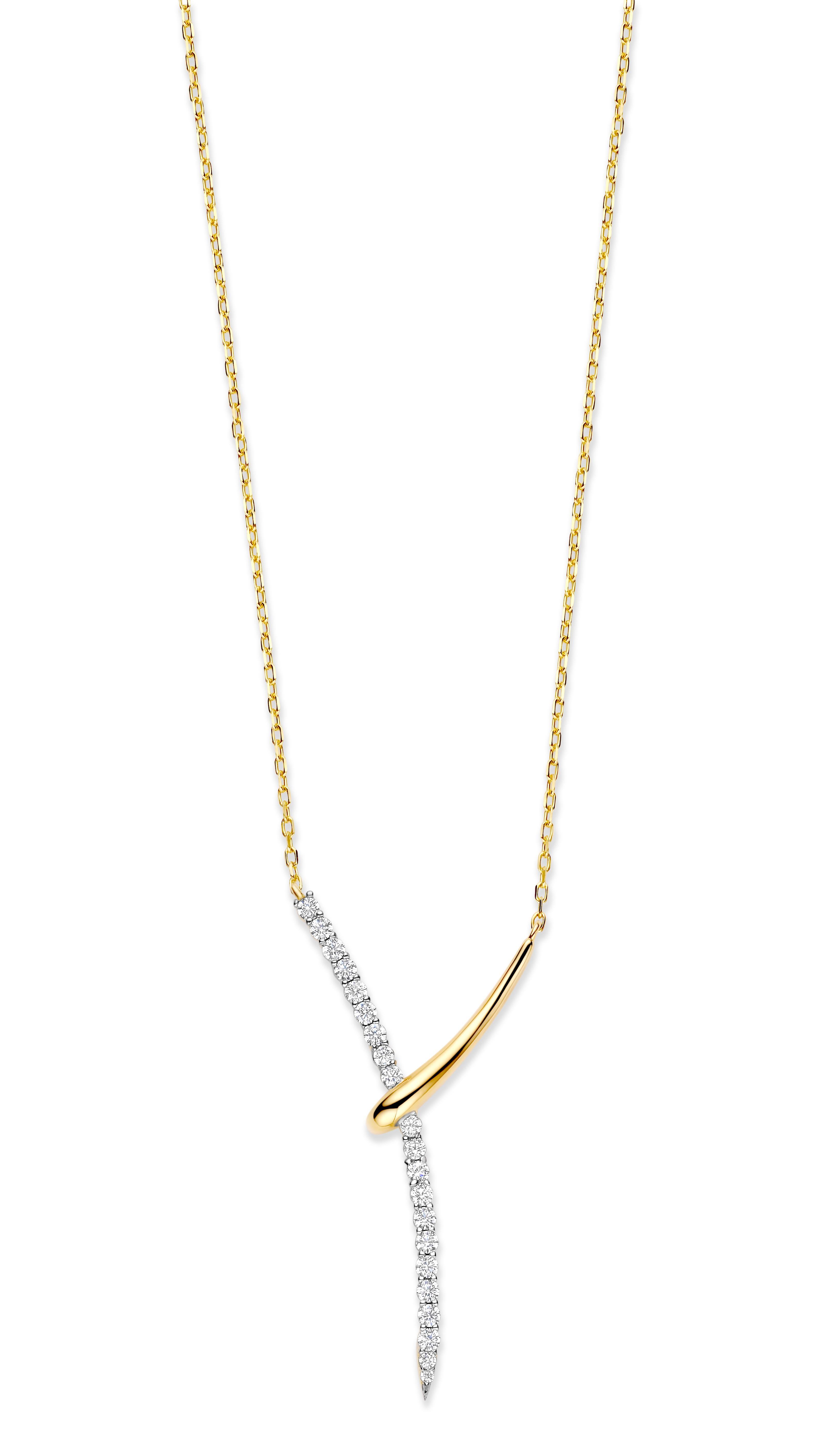 De CH2596G ketting is een prachtig sieraad dat elegantie en stijl toevoegt aan elke outfit. Het is ideaal voor zowel formele als casual gelegenheden. Draag het met een eenvoudige top om de prachtige details ervan te laten schitteren. Deze veelzijdige ketting past perfect bij opgestoken haar voor een verfijnde look.