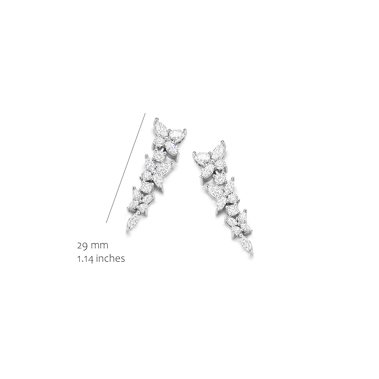 De EA2639W is een verfijnd sieraad in de categorie JEWEL. Dit elegante stuk voegt een vleugje luxe toe aan elke outfit. Draag het bij een avondjurk voor een chique uitstraling of combineer het met casual kleding voor een subtiele verfijning. Perfect voor elke gelegenheid, het brengt schoonheid en stijl samen in één enkel ontwerp.