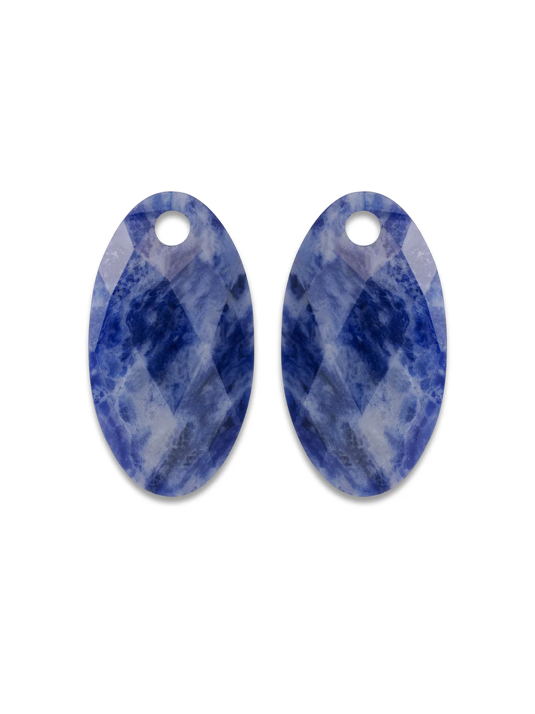 De Large Leaf Sodalite edelsteen is een stijlvolle combinatie van natuurlijke tinten en sierlijke vorm. De diepe blauwe kleur wordt afgewisseld met witte lijnen, wat elk exemplaar uniek maakt. Dankzij de organische vorm krijgt de steen een zachte, vrouwelijke uitstraling. Sodalite is een edelsteen die staat voor helder denken, communicatie en rust. Perfect om te verwerken in een oorbel voor dagelijks gebruik of als subtiele blikvanger. Combineer met lichte tinten voor een frisse look of met donkerblauw voor een ton-sur-ton effect vol elegantie.