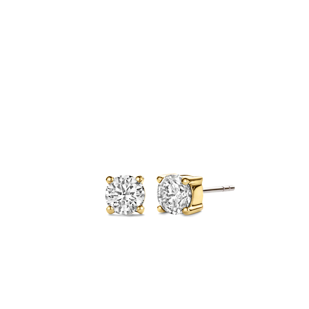 Deze vergulde TI SENTO oorbellen 7319ZY zijn ontworpen om je lach te doen stralen. Elke oorknopje heeft een glanzende witte zirkonia in een stralende setting. Zorgvuldig vervaardigd met premium 925 sterling zilver en verguld voor een maximale uitstraling, zijn deze knopjes de perfecte mix van tijdloze stijl en moderne charme. Het contrast tussen de oogverblindende zirkonia en de warme gloed van de zetting creëert een opvallend contrast dat bij elke outfit past. Draag ze alleen voor een minimalistische look of combineer ze met andere oorbellen om je eigen Ear Party te creëren. Verrijk moeiteloos uw alledaagse look met hun tijdloze allure en maak een glamoureus statement. Net als al onze sieraden zijn deze oorbellen nikkelvrij en hypoallergeen, waardoor ze niet alleen stijlvol zijn, maar ook comfortabel en van hoge kwaliteit.

