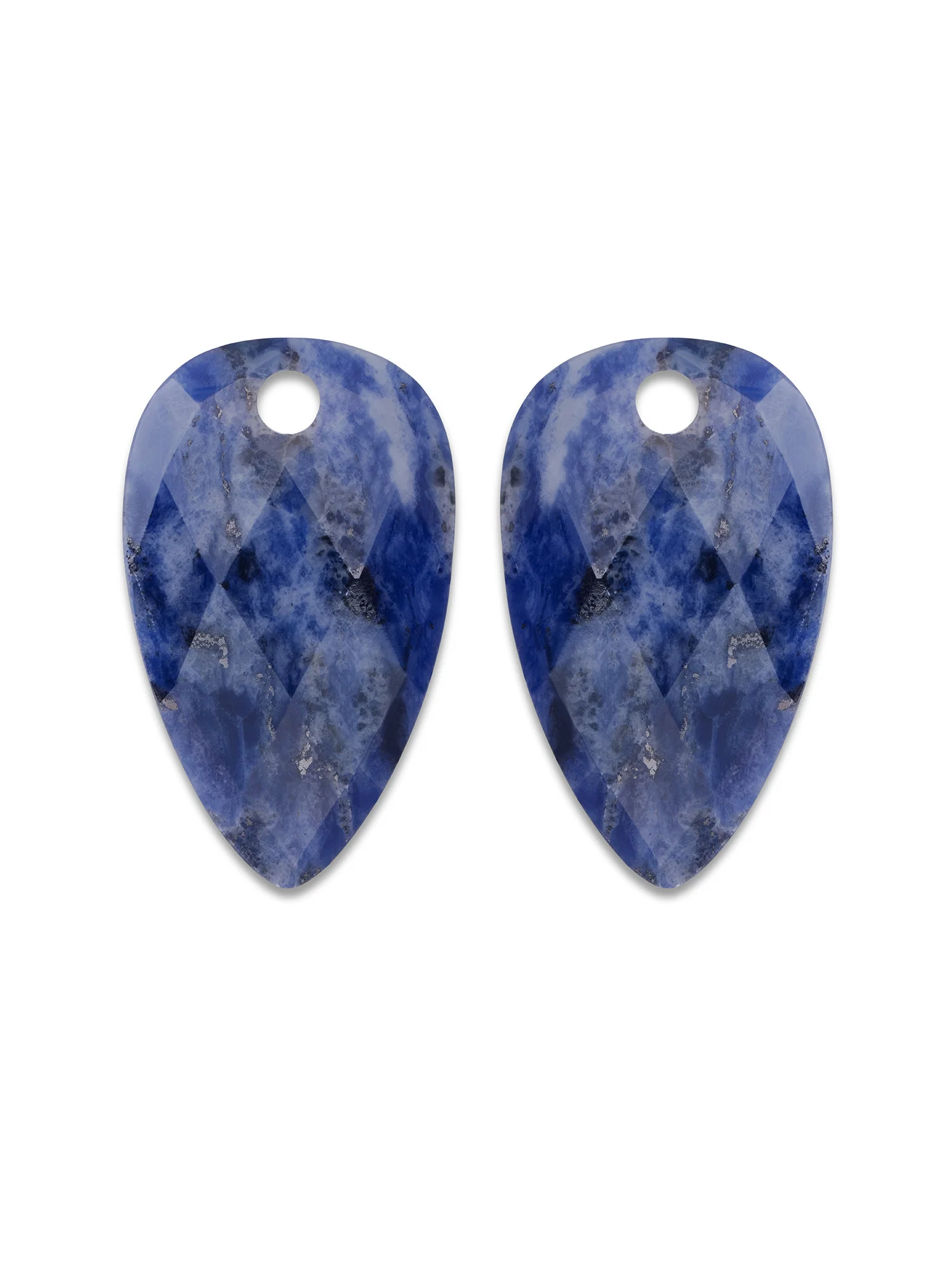 De Oorbel Edelstenen Blossom Sodalite zijn perfect voor wie houdt van natuurlijke elegantie en kalmte. Sodaliet is een edelsteen die staat voor logica, helder denken en innerlijke rust. De diepe blauwe kleur in combinatie met witte aders zorgt voor een opvallend maar sereen effect. De afgeronde vorm maakt ze comfortabel en stijlvol om te dragen. Ze passen prachtig bij zowel zilver als goud en laten zich goed combineren met andere edelstenen. Ideaal voor dagelijks gebruik of als ingetogen detail bij een bijzondere gelegenheid.