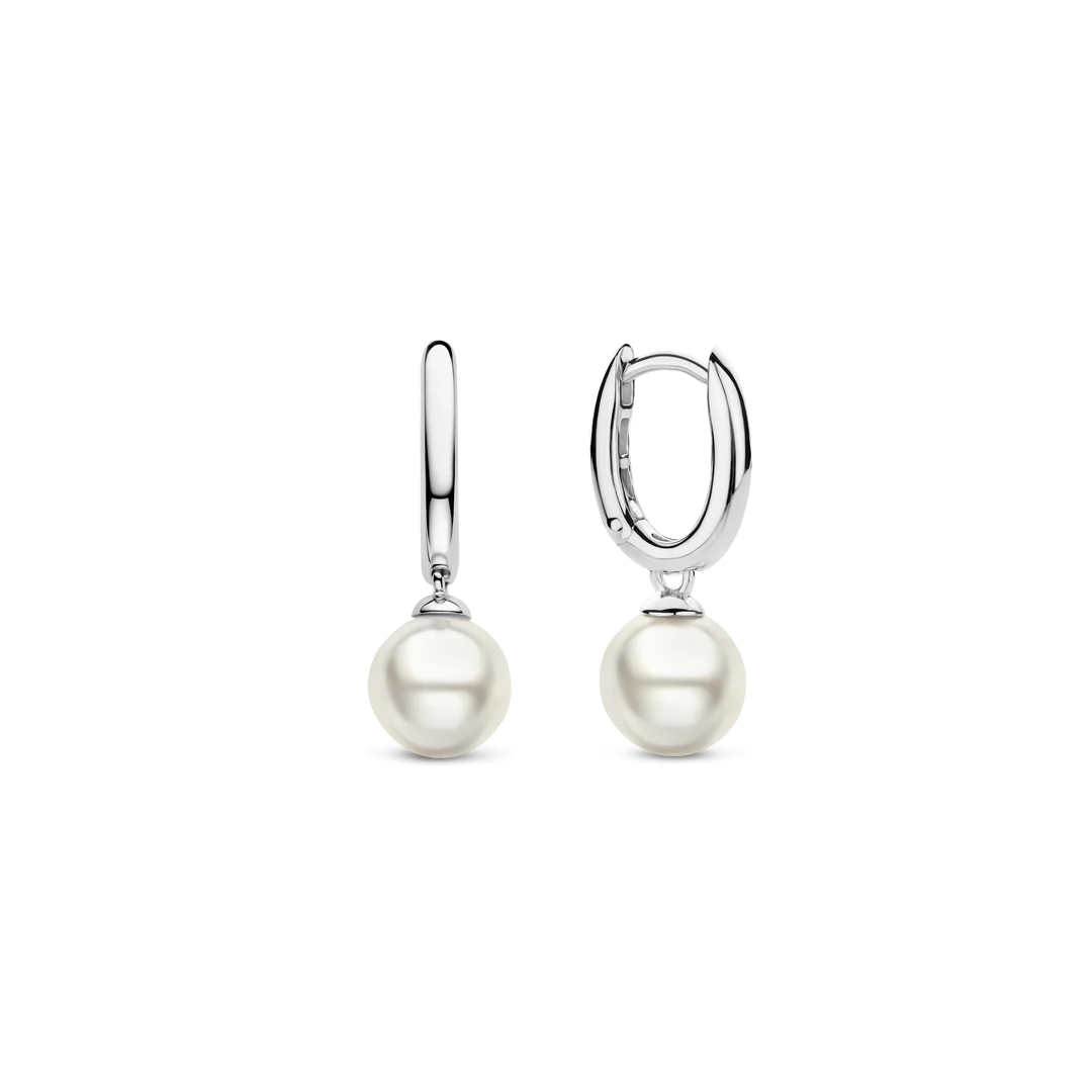 Deze TI SENTO zilveren pareloorbellen 7939PW combineren de tijdloze schoonheid van parels met de verfijnde allure van zilver, waardoor er een prachtig design ontstaat dat je stijl naar een hoger niveau tilt. De oorbellen zijn volledig vervaardigd uit premium 925 sterling zilver en bedekt met een laagje platina om ze te beschermen tegen slijtage en om ze stralend te houden. Hun iriserende gloed voegt een vleugje ingetogen luxe toe aan je look, terwijl hun tijdloze elegantie betovert. Parels doorstaan echt de tand des tijds; ze vullen elke outfit aan en geven het een stijlvolle, modern-klassieke uitstraling. Al onze oorbellen zijn nikkelvrij en hypoallergeen.

