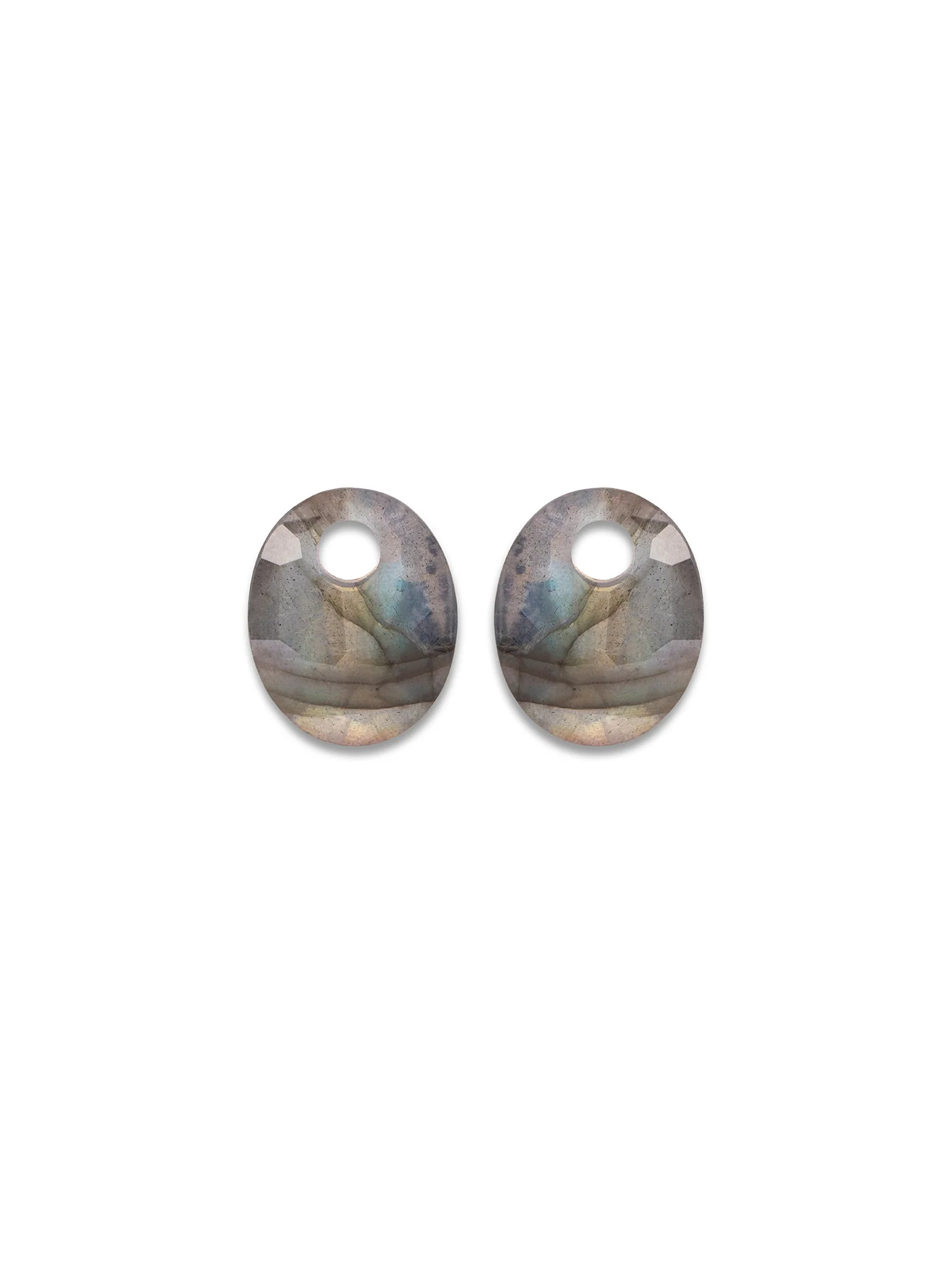 De Oorbel Edelstenen Small Oval Labradorite is een oorsieraad met karakter. Labradoriet is geliefd om haar mysterieuze glans en kleurverloop, die bij elke beweging verandert. De ovale vorm zorgt voor een klassieke, zachte uitstraling, terwijl de steen zelf een eigentijdse flair toevoegt. Deze oorbel is comfortabel om te dragen, maar opvallend genoeg om je look extra diepte te geven. Perfect te combineren met andere labradoriet-items of als subtiele, solo blikvanger. Een sieraad voor vrouwen die houden van natuurlijke elegantie.