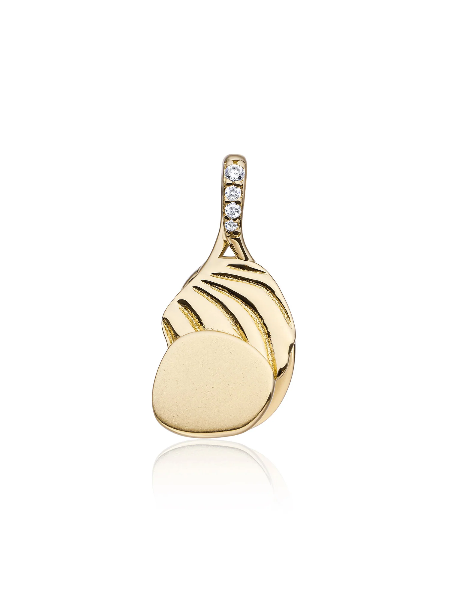 De Uneven Pendant Zirconia is een stijlvolle toevoeging aan je sieradencollectie. De hanger valt op door haar speelse, organische vorm die natuurlijk oogt en aanvoelt. In het midden schittert een kleine zirconia, wat zorgt voor een verfijnde glans. De matte afwerking houdt de uitstraling rustig en elegant. Deze hanger is licht van gewicht en past op diverse kettingen, waardoor je haar moeiteloos combineert. Draag haar als dagelijks detail of als zachte blikvanger bij een bijzondere gelegenheid. Een elegante keuze voor vrouwen met een voorliefde voor subtiele schoonheid.