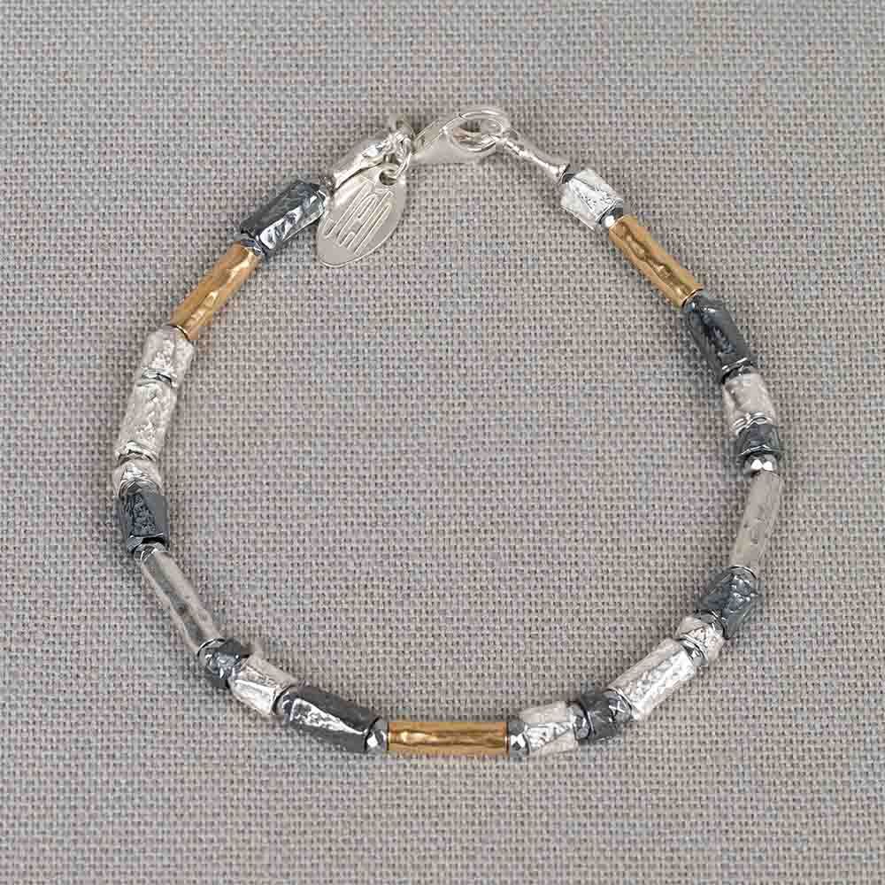 Armband in drie verschillende kleuren. Gemaakt van (geoxideerd) zilver en goldfilled. Combineer deze armband met de het bijpassende collier. De glans van 925 sterling zilver maakt het een gewild edelmetaal voor de vervaardiging van sieraden. Het bestaat uit 92,5% puur zilver en 7,5% koper. Puur zilver is een zacht en buigzaam materiaal, het koper in 925 sterling zilver zorgt voor de stevigheid. De sieraden van Jeh Jewels zijn nikkel vrij. Op dit sieraad is gebruik gemaakt van geoxideerd zilver, dit is een oppervlakte bewerking. Het is mogelijk dat de geoxideerde laag na verloop van tijd door slijtage vervaagd. Goldfilled komt uit Amerika en wordt daar al langer gebruikt voor de vervaardiging van sieraden met een "touch of gold" voor een betaalbare prijs. Het goldfilled blijft op kleur, is slijtvast en de goudlaag is dik genoeg om lang te kunnen genieten van de warme uitstraling van goud. Goldfilled wordt veelal ook goed verdragen door mensen die allergisch zijn voor andere metalen dan goud.