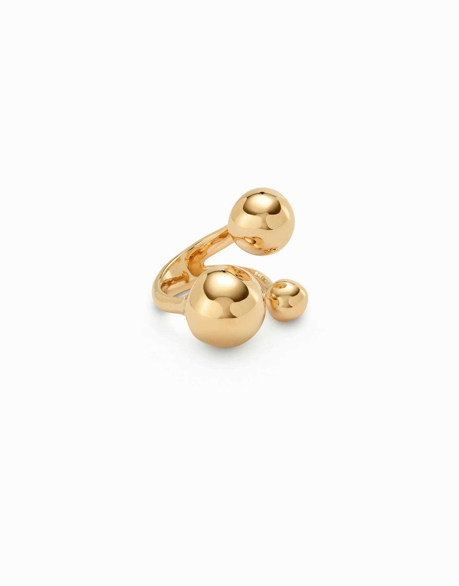 De ANIO843ORO00018 is een verfijnd juweel dat tot de categorie ringen behoort. Deze elegante ring is perfect voor speciale gelegenheden of om een dagelijkse outfit te verfraaien. Draag de ring aan je ring- of middelvinger voor een stijlvolle en verfijnde look. Een must-have aanvulling op je sieradencollectie!