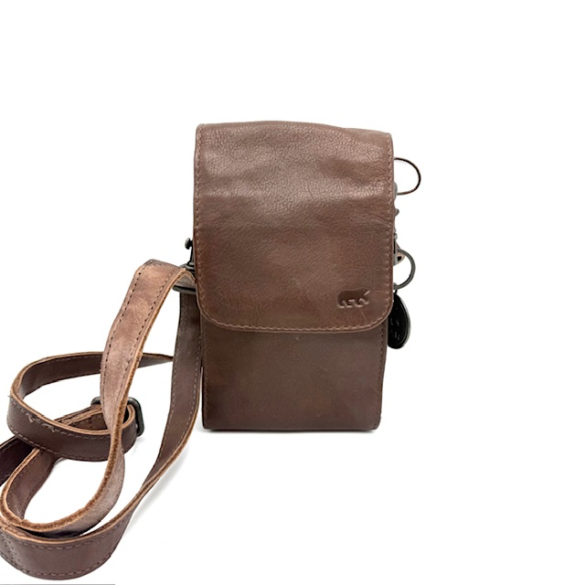BearDesign Robbie 2.0 Schoudertas – Brown
De Robbie 2.0 schoudertas van BearDesign is een stijlvolle, compacte en functionele tas voor dagelijks gebruik. Dankzij het slimme ontwerp en het tijdloze design is deze tas perfect voor zowel casual als zakelijke gelegenheden.

✔️ Verstelbare schouderriem – draag als schoudertas of crossbody
✔️ Meerdere vakken – inclusief ritsvak aan de achterkant voor extra veiligheid
✔️ Slim detail: lus om de tas aan je broekriem te hangen
✔️ Geschikt voor telefoon, pasjes, sleutels en kleine essentials
✔️ Gemaakt van hoogwaardig leer in de kleur Feather

Afmetingen:
20 cm (hoogte) x 12 cm (breedte) x 7,5 cm (diepte)

Waarom kiezen voor de Robbie 2.0?

Compact, licht en superpraktisch
Stoere, stijlvolle look met een luxe afwerking
Ideaal voor onderweg, festivals, werk of reizen
Draagt comfortabel en houdt je handen vrij